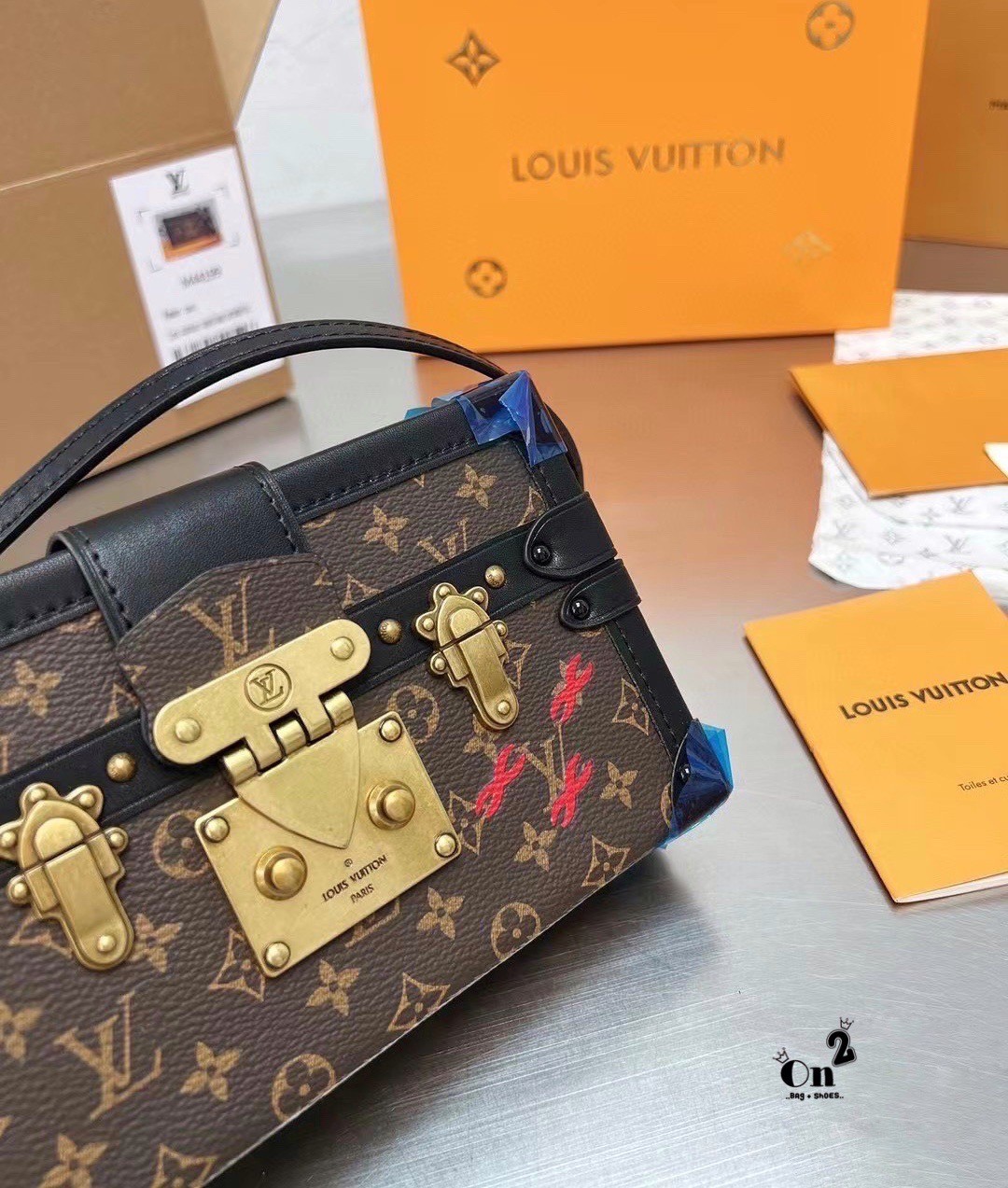 Louis vuitton trunk monogram / LV TRUNK CLUTCH 8" vip mirror ภาพถ่ายจากงานขายจริง กระเป๋าสะพายลายโมโนแกรมทรงกล่อง เปิดได้รอบ งานสวยเป๊ะมากค่ะ สวยรุ่นนี้ดาราใช้กันเยอะผู้หญิงสะพายได้ ผู้ชายสะพายดี ใครรออยู่รอบนี้ห้ามพลาดน้า