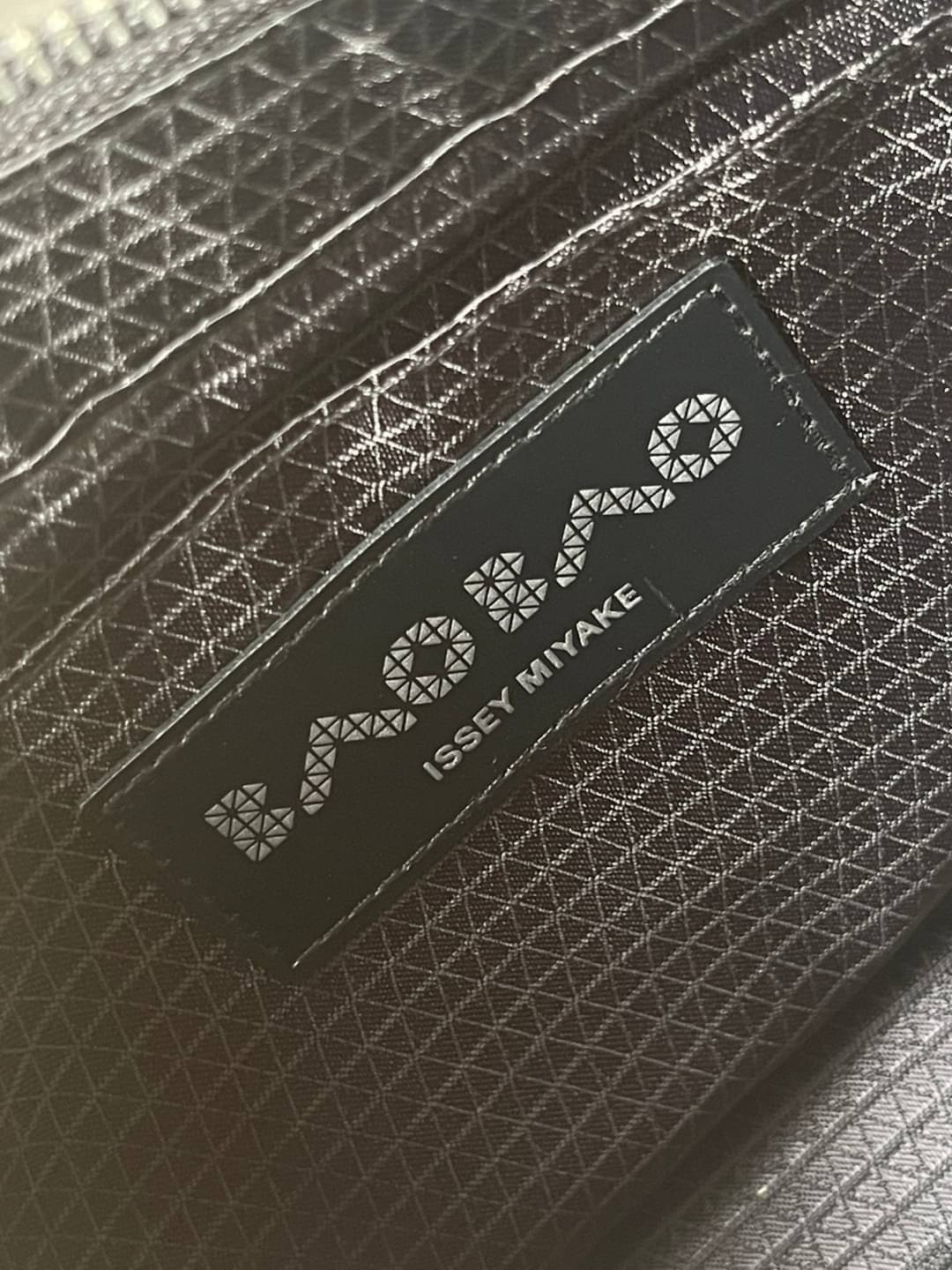 BAO BAO ISSEY MIYAKE Crystal Shoulder Bag งานดีไซน์ที่ดูเรียบง่ายทั้งรูปแบบการใช้งาน มีช่องเปิดปิดแบบซิปเพื่อให้คุณพกพาของมีค่าได้อย่างสบายใจป้องกันสิ่งของตกหล่น