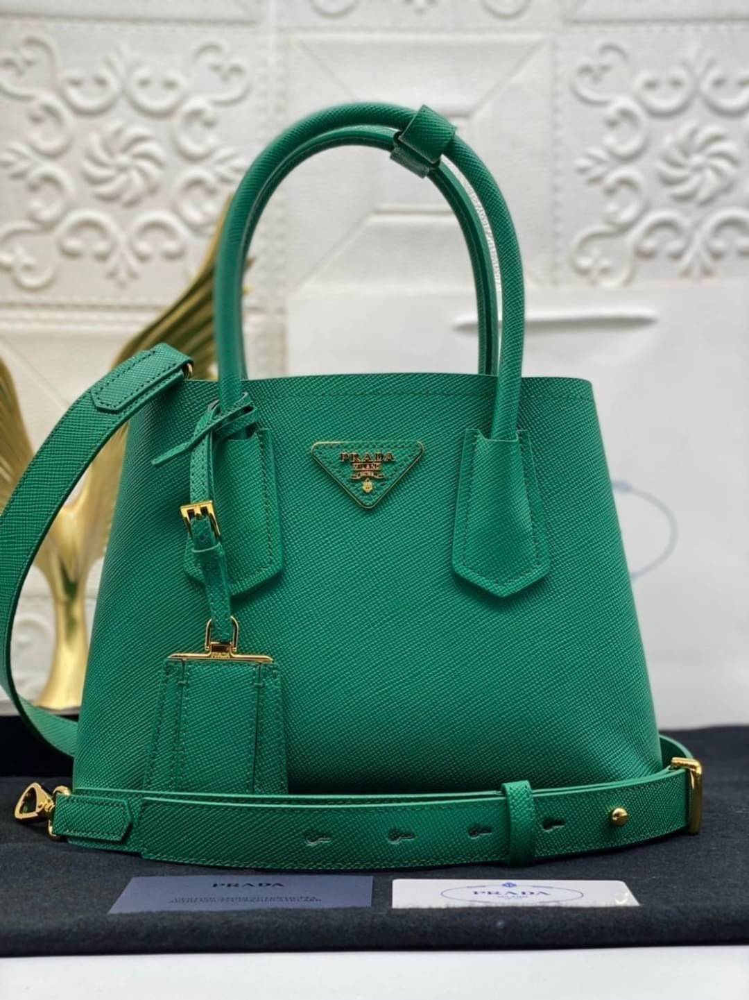 25cm Prada Small Saffiano Leather Double Bag / Prada Double Bag กระเป๋าสะพายพราด้า อีกหนึ่งรุ่นฮิต ให้พื้นที่จุของกว้างขวาง เป็น Tote Bag ใช้งานง่าย ได้ทุกที่ ทุกโอกาส ด้วยขนาดของกระเป๋าที่สามารถจุของได้หลากหลาย เป็นอีกรุ่นที่เหมาะสมสำหรับการเป็น Everyday