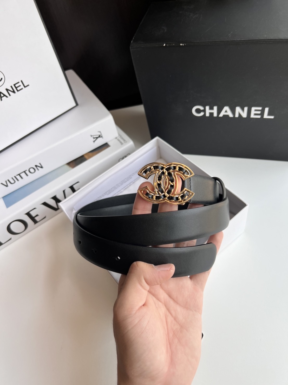 หนังแท้ Chanel Vintage Logo Leather Belt / Chanel Belt Size 30mm มีให้เลือก 5 แบบ พร้อมส่งที่ไทย เข็มขัดวัสดุ Calfskin หนังแท้ฟูขึ้นทรงสวย เกรดหนังดีที่สุดยิ่งใช้นานหนังยิ่งสวย หัวเข็มขัดโลโก้แบรนด์ 3D Vintage สายปรับระดับได้ มาในดีไซน์คลาสสิคเรียบหรูเข้า