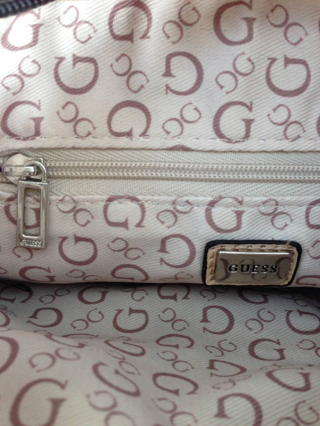 GUESS CROSSBODY กระเป๋าสะพายข้าง ผู้หญิงหรือผู้ชาย สามารถใช้ได้ค่ะ วัสดุหนังแกะสังเคราะห์พิมพ์ลายแบรนด์ ด้านหน้าประดับโลโก้แบรนด์มีเงิน เปิดปิดด้วยซิป น้ำหนักเบา ด้านในบุผ้าพิมพ์ลายเฉพาะของแบรนด์ มีช่องซิปด้านในอีก 1 ช่องค่ะ