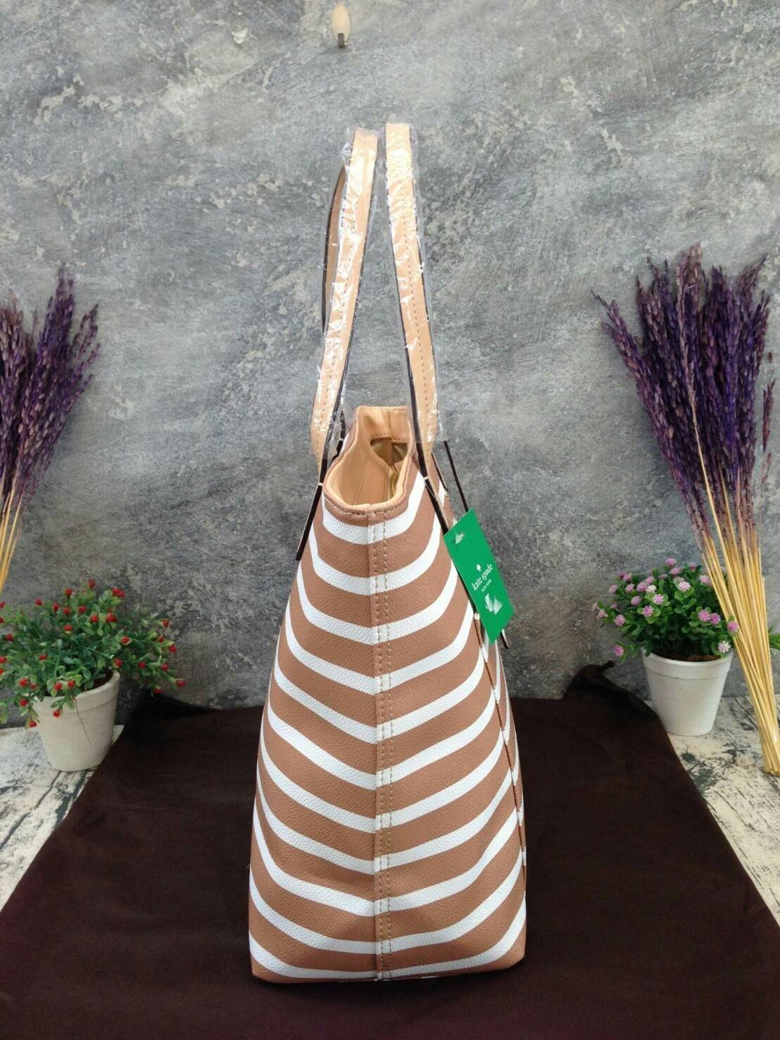 KATE SPADE HYDE LANE STRIPED RILEY LEATHER TOTE BAG กระเป๋าสะพายทรง Tote Bag หนังสวยอยู่ทรง โดดเด่นที่สีทูโทนลายทางห้อยโลโก้ TAGcที่หูกระเป๋า ด้านหน้าประดับโลโก้ มี1ช่องใส่ของ ภายในมีช่องซิป และช่องใส่มือถือ กว้างและจุ ใส่ ipad notebook เอกสาร A4 กระเป๋าส