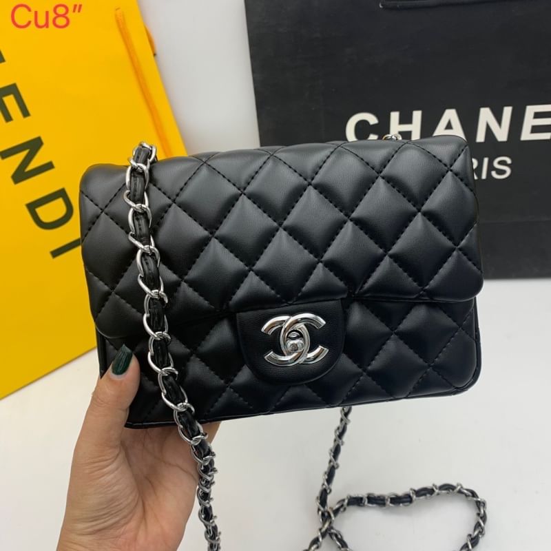 Chanel Classic mini flap bag กระเป๋าสะพายคลาสสิกรุ่นยอดนิยม ดีไซน์เรียบ หรูหรา สะพายแล้วขับผิว ไซส์มินิ สะพายเป็น everyday look หรือออกงานก็คลาสสิคสุดๆ!!
