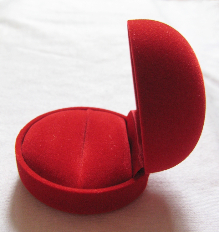 กล่องใส่แหวนทรงกลมสีแดงค่ะ