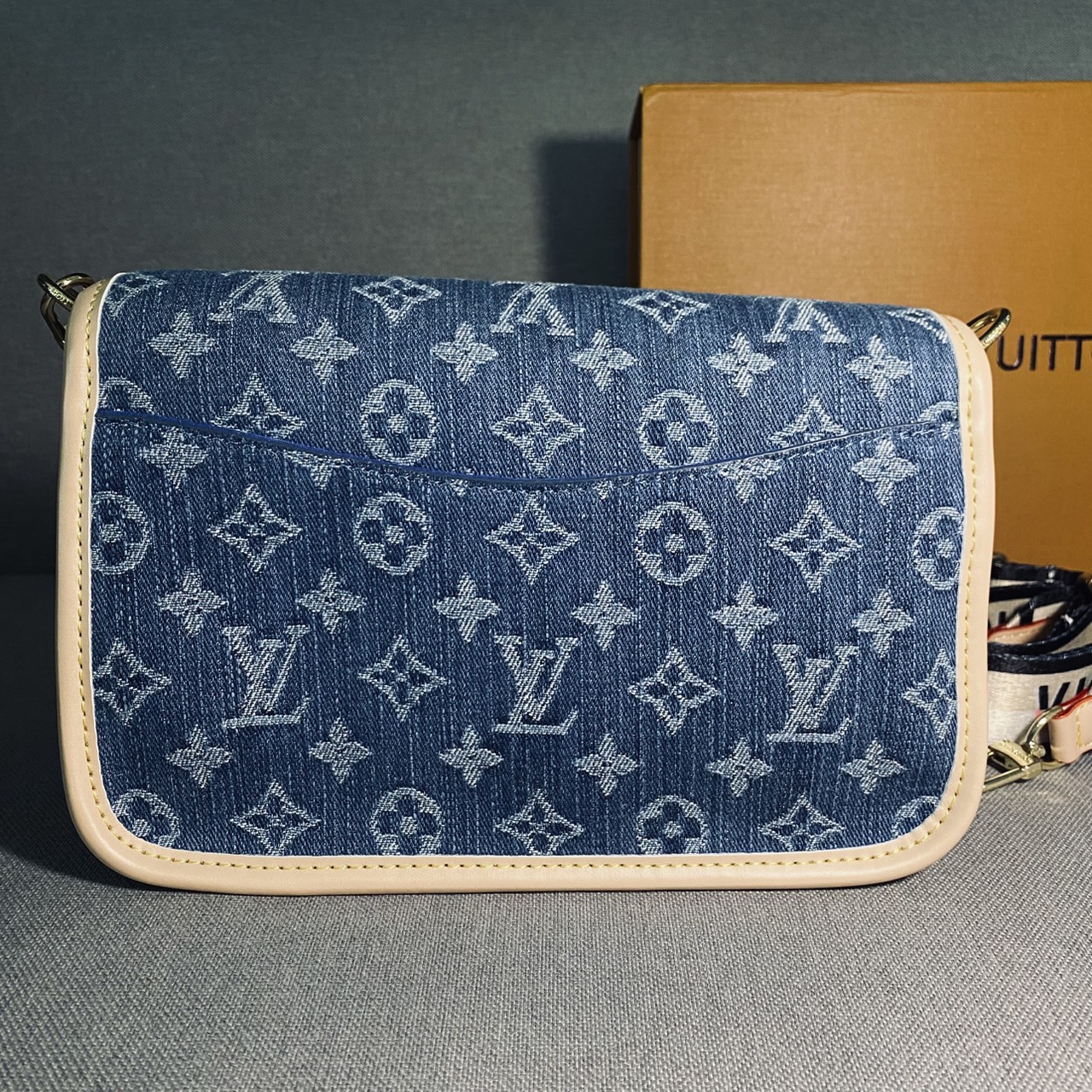 LV diane monogram denim bag กระเป๋ามัลติฟังก์ชั่นเดนิม ดีไซน์ใหม่สียีนส์สวยมีเสน่ห์ มาพร้อมสาย 2 แบบ สายหนังคล้องไหล่ได้ และสายสปอร์ตครอสบอดี้ได้