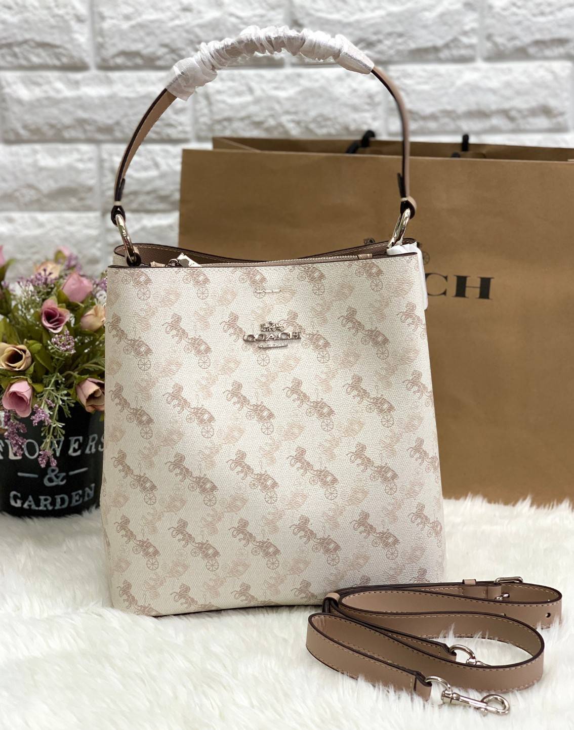 COACH TOWN BUCKET BAG WITH HORSE AND CARRIAGE PRINT ((2081-236)) 🔺กลับมาแล้ว ตามคำเรียกร้องค่ะ! กระเป๋าคล้องไหล่//สะพายข้างได้ วัสดุ pvc อย่างดี หนังนิ่มป่องพองตัวสวยงาม ลายรถม้าทั้งใบค่ะ ภายในกระเป๋าแบ่งเป็น2ช่องหลัก เปิดปิดแบบกระดุมแม่เหล็ก ภายใ