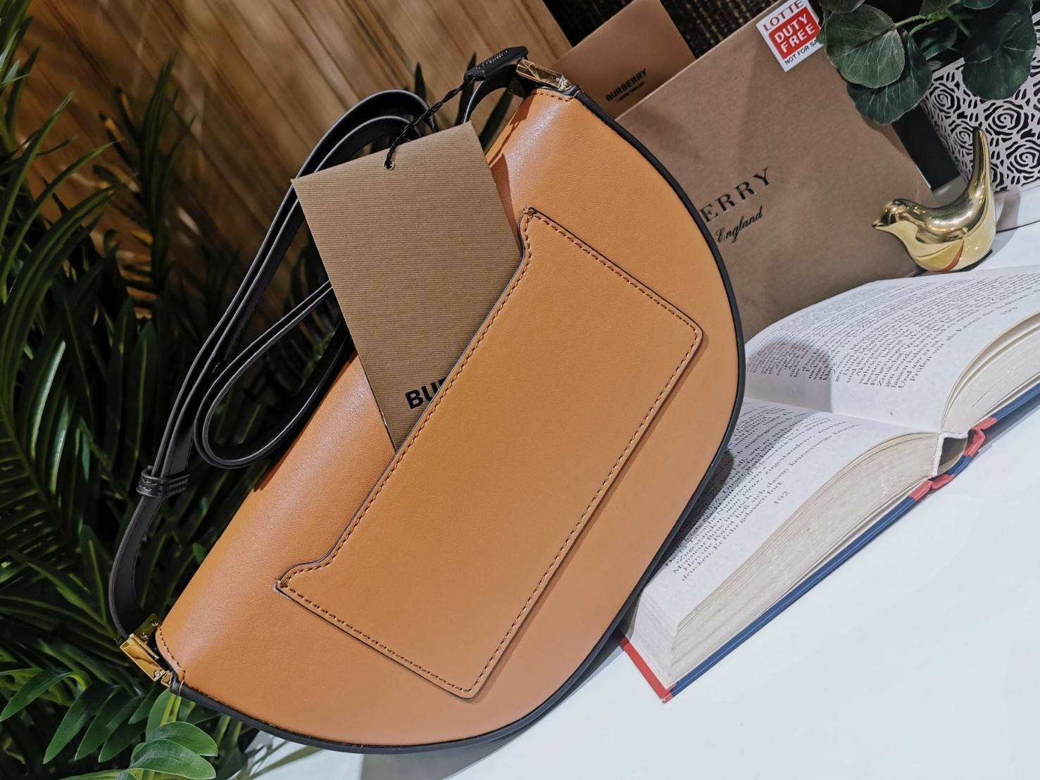 BURBERRY FRAGRANCES HALFMOON BAG VIP GIFT WITH PURCHASE (GWP) กระเป๋าสะพายพรีเมี่ยมกิ๊ฟ Limited Edition รุ่นใหม่จากน้ำหอม BURBERRY DUTY FREE วัสดุหนังแท้ CalfSkin ดีไซน์สวยหรูอยู่ทรงมีโลโก้แบรนด์และช่องซิปด้านหน้า ด้านหลังมีช่องใส่ของ เปิดปิดด้วยฝาปิดแม่เ