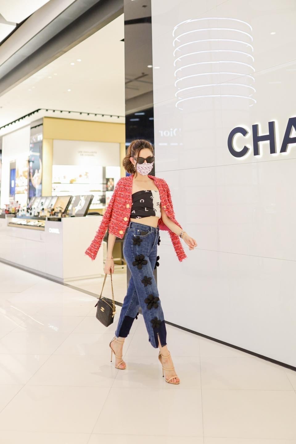 หนังแท้ Chanel Vertical / Chanel Black Caviar Grained Calfskin Vertical Camera Bag พร้อมส่งที่ไทย กระเป๋าสะพายข้างหนังแท้ฟูขึ้นทรงสวย เกรดหนังดีที่สุดยิ่งใช้นานหนังยิ่งสวย มาในดีไซน์คลาสสิคเรียบหรูเข้ากับทุกลุ๊คแบบไม่มีเอ้าท์ ไอเท็มนี้แนะนำสวยน่าใช้ ไม่คว