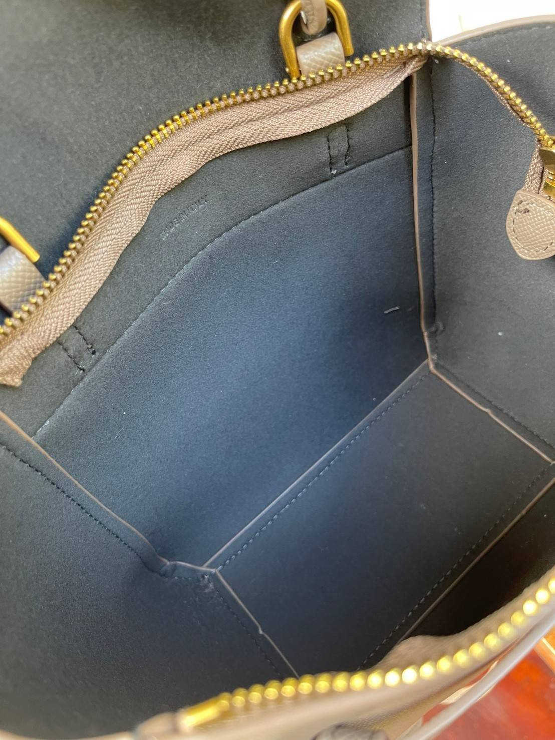 Celine NANO BELT BAG กระเป๋ารุ่น Belt Bag จาก CELINE เป็นกระเป๋าถือที่มีสไตล์มินิมอล และดูเรียบง่าย แต่หรูหรา ครองใจสาวก CELINE ได้เป็นอย่างดี โดยรวมแล้วรูปทรงของกระเป๋าถือว่าออกแบบมาได้อย่างพอดี ไม่มากหรือน้อยจนเกินไป คือช่วยให้คุณดึงดูดสายตาของผู้คนให้ม