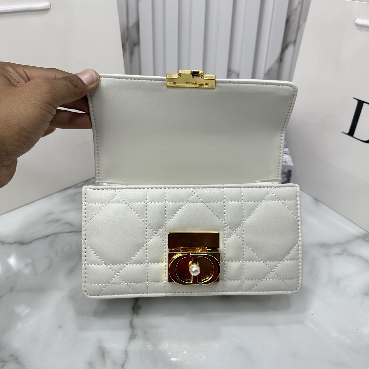 8" DIOR Mini Dior Ange Bag / Dior Clutch Bag Macrocannage CD clasp with white resin pearl กระเป๋าถือพร้อมสายสะพาย ประดับตัวล็อคมุก สวยงามเหนือกาลเวลา เกรดออริ 1:1