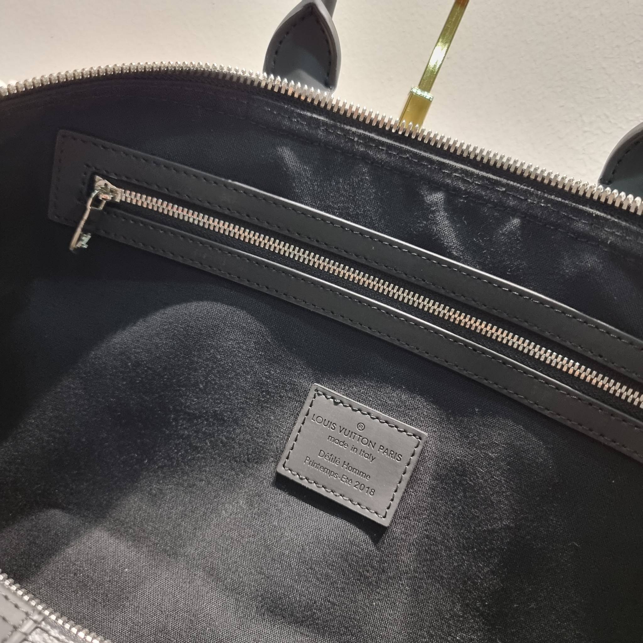 LV KEEPALL BANDOULIERE MONOGRAM ECLIPSE REVERSE กระเป๋าเดินทางสุดคลาสสิค ทึ่ใครๆก็เฝ้ารอ ไอเท็มที่จะทำให้การเดินทางไม่ธรรมดาอีกต่อไป ด้วยดีเทลความเป็นเอกลักษณ์ เรียบแต่หรู วัสดุหนังแคนวาสคุณภาพดี ลวดลายโมโนแกรม เปิด-ปิดด้วยซิปแน่นหนา มีกุญแจล็อคได้ มีสายส