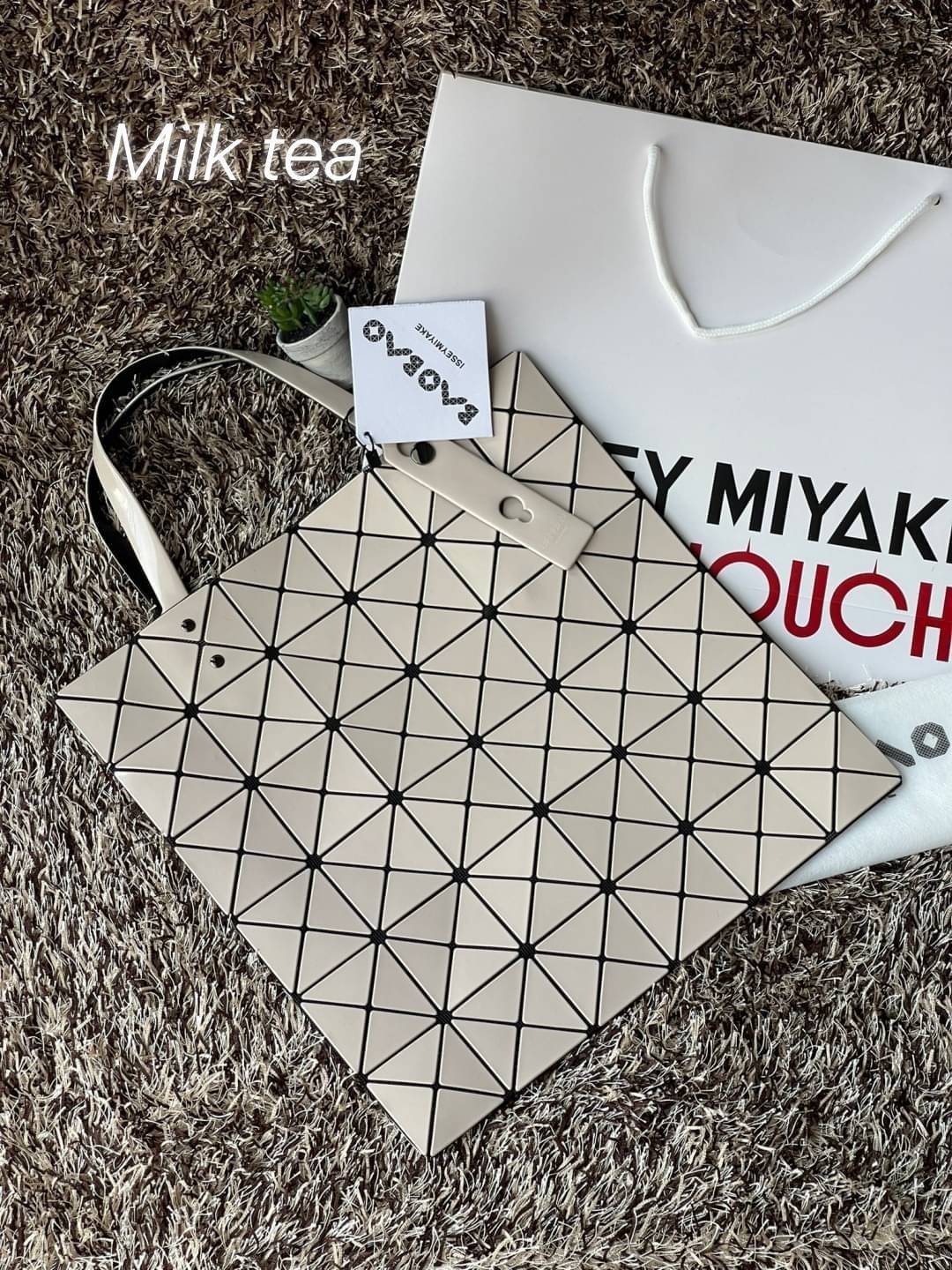 Baobao Issey Miyake 6x6 กระเป๋า Tote รุ่นนี้ถือว่าเป็นกระเป๋า Tote ไซส์กลางที่เหมาะกับการพกพาสิ่งของที่จำเป็นในทุก ๆ วัน มาพร้อมสายที่สามารถปรับได้ทั้งสองสาย และมีช่องใส่ของช่องเล็กด้านใน 1 ช่อง จุของได้เยอะแถมยังทนทาน ใช้เป็น Everyday Bag ได้เลยคะ พกพาสะ