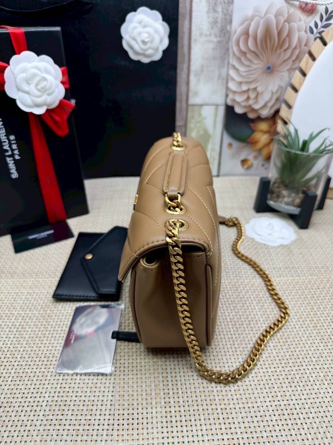 ORI หนังแท้ | YSL LOULOU small in MATELASSÉ กระเป๋าสะพายสายโซ่าีทองหรูหรา งานหนังแท้เนื้อนุ่มตะเข็บเย็บลายเชฟรอนสวยหรูโดดเด่นเป็นเอกลักษณ์ 🤍 เกรดออริจินอล หนังแท้