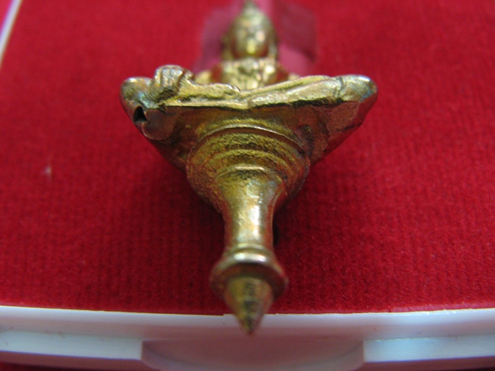 สินค้าหมดค่ะ พระยอดธงทรงเครื่องตากสินมหาราช รุ่นรวยเงินล้าน (ปลุกเสกโดย พ่อท่านเขียว หลวงพ่อคูณ หลวงพ่อรวย) วัดนาคกลางวรวิหาร พร้อมกล่องเดิมค่ะ