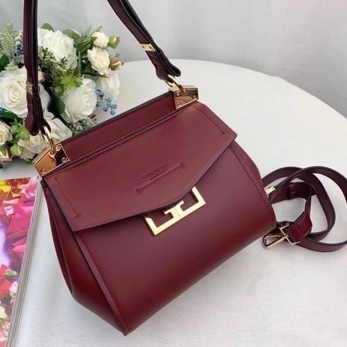 หนังแท้ Givenchy Mini Mystic Calfskin Leather Satchel / Givenchy Top Handle Bag กระเป๋ารุ่นใบใหม่จากแบรนด์หรู การออกแบบเชิงมุมโดดเด่นด้วยแผ่นปิดสามเหลี่ยมที่มีรายละเอียดพร้อมการปิดด้วยแม่เหล็ก double-G พกติดตัวไว้ที่หูหิ้วด้านบนหรือสวมสายสะพายทรงเรียวเพื่