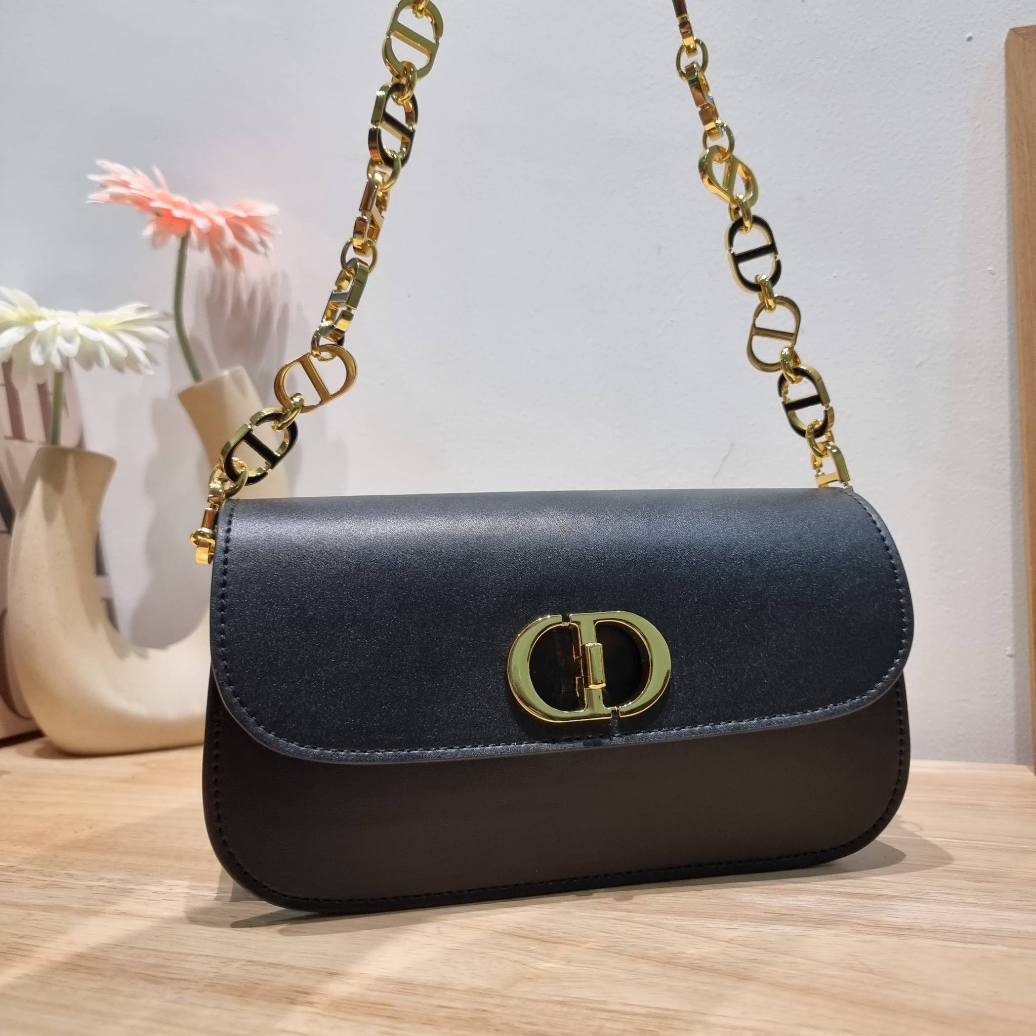 DIOR 30 MONTAIGNE AVENUE BAG สวยหรู ดีเทลแพง ต้องยกให้ไอเท็มนี้เลย กับกระเป๋าสะพายข้าง