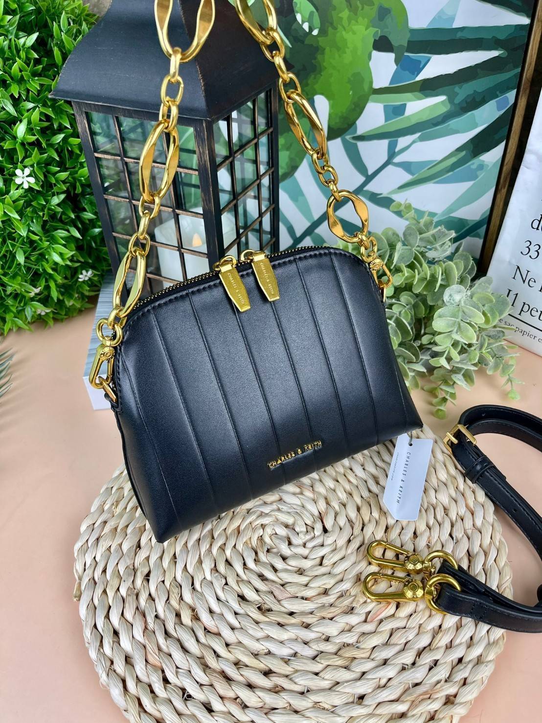CHARLES & KEITH CHAIN HANDLE PANELLED CROSSBODY BAG กระเป๋าถือ/สะพายข้างทรงสวย วัสดุหนังเรียบแต่งดีไซน์ให้แปลกใหม่โดดเด่น โดยการปั๊มตัวกระเป๋า มีสายโซ่เพิ่มความสง่างามสามารถถือคล้องแขนหรือสะพายไหล่เก๋ๆได้ และยังมีสายสะพายยาวแบบหนังถอดและปรับสายได้อีก 1 เส