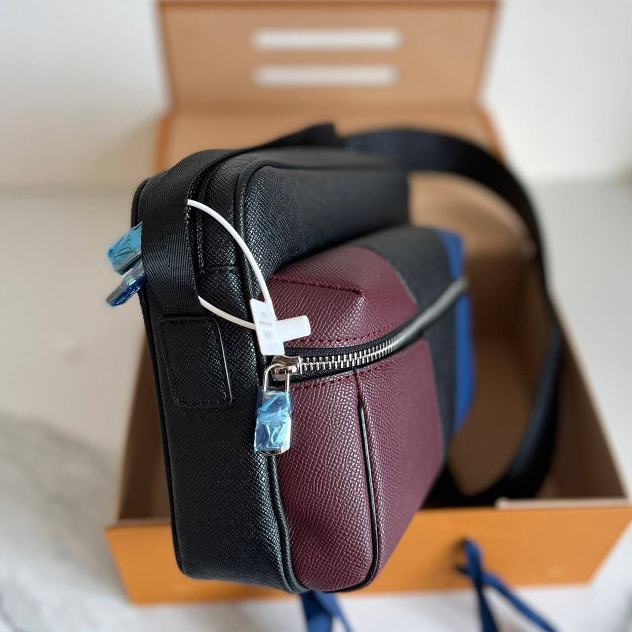 หนังแท้ Louis Vuitton taigarama outdoor messenger man bag ภาพถ่ายจากงานขายจริง