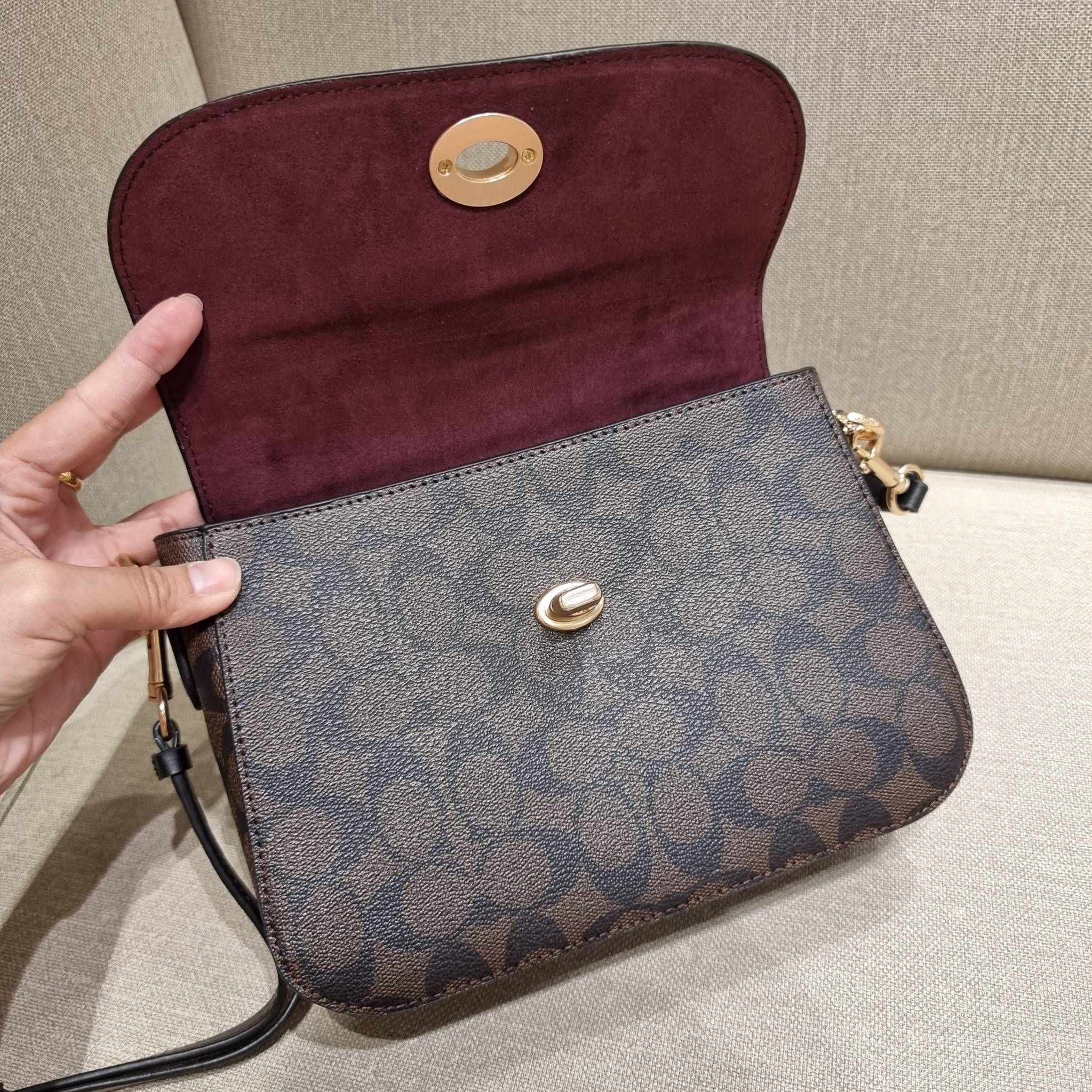 COACH C1765 MARLIE TOP HANDLE SATCHEL IN SIGNATURE CANVAS กระเป๋าถือ/สะพายข้าง มีดีไซน์ยูนีค โดดเด่น ตกแต่งโลโก้ด้านข้างอะไหล่ทอง สวยคลาสสิคด้วยวัสดุแคนวาสสลับหนังแท้ เปิด-ปิดด้วยตัวล็อคแน่นหนา ภายในเป็นช่องโล่ง ใส่ของได้ครบครัน มาพร้อมหูจับในตัวและสายสะพ