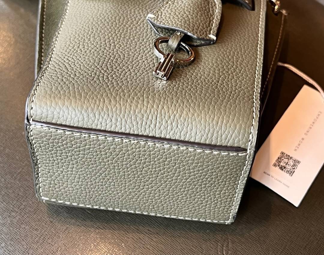 small TORY BURCH LEE RADZIWILL PEBBIED BAG ((139016)) แต่ใส่ได้จุ ขนาดพอดีลำตัว สวยมากๆค่ะ! ลุคหรูดูดีมากๆ กับกระเป๋าสะพายข้างจากTB รุ่นเล็ก