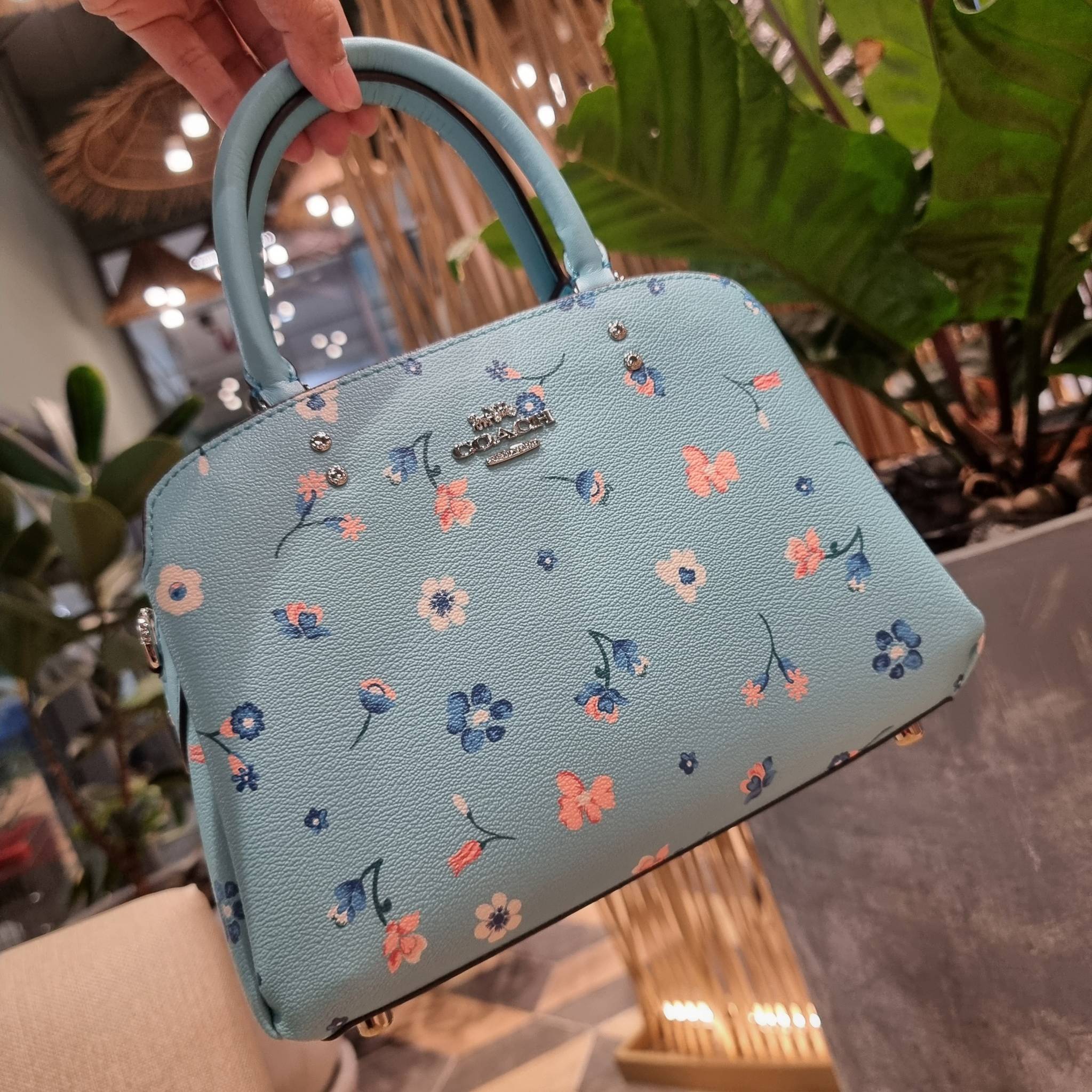 COACH C8216 MINI LILLIE CARRYALL WITH MYSTICAL FLORAL PRINT สีใหม่ล่าสุด กับรุ่นที่สุดของความขายดี คอลยอดฮิตในลวดลายสุดชิค กระเป๋าสะพายทรงสวย ที่ดีไซน์ออกมาให้ใช้งานง่าย สะดวก สวย หรู ดูดี!! วัสดุหนังแคนวาสเคลือบลาย มาพร้อมสายสะพายข้างและหูจับในตัว ถอดออก
