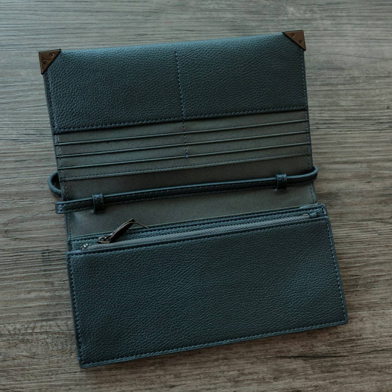 Charles & Keith Metallic Tip Wallet กระเป๋าสตางค์ใบยาว จะสะพาย หรือถอดสายถือเป็น cluth ก็ดูดีได้ค่ะ ภายในมีช่องซิป มีช่องใส่บัตรหลายช่อง และช่องใส่ธนบัตร ด้านหลังมีช่องใส่บัตรอีก 1 ช่องค่ะ มาพร้อมสายสะพายยาว สามารถถอด และปรับได้ 5 ระดับค่ะ