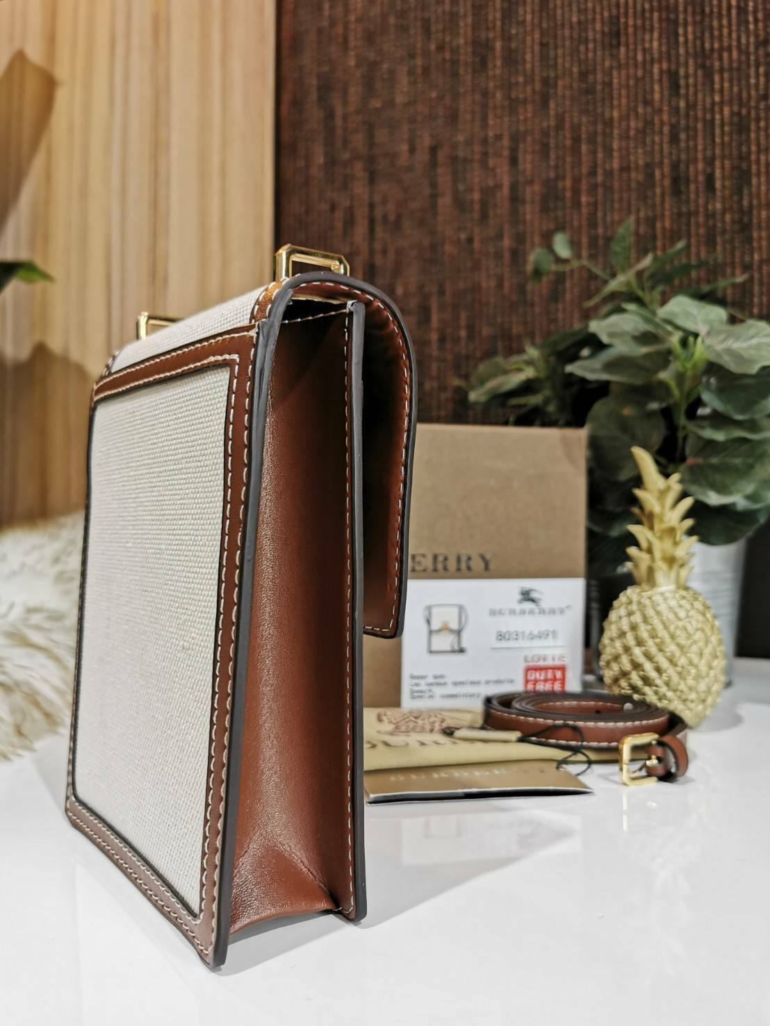 พรีเมี่ยมกิ๊ฟแท้ 100% 】BURBERRY FRAGRANCES CROSSBODY BAG VIP GIFT WITH PURCHASE (GWP) กระเป๋าสะพายพรีเมี่ยมกิ๊ฟ Limited Edition จากน้ำหอม BURBERRY วัสดุ Canvas Cotton & Leather ทรงเหลี่ยมแนวตั้งดีไซน์สวยหรูอยู่ทรงมีโลโก้แบรนด์ด้านหน้า