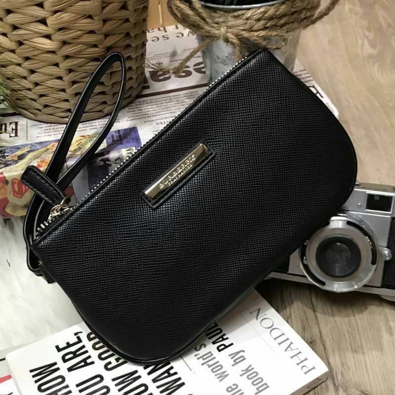 BURBERRY FRAGRANCES SIMPLE PURSE WRISTLET Gift With Purchase Limited Edition พรีเมี่ยมกิ๊ฟจากเคาน์เตอร์น้ำหอม BURBERRY FRAGRANCES วัสดุหนัง Saffiano สีดำประดับโลโก้แบรนด์สีทอง มีสายคล้องมือ เปิดปิดด้วยซิป ภายในมีโลโก้ สามารถใส่มือถือได้ทุกรุ่น ใส่แบงก์พัน