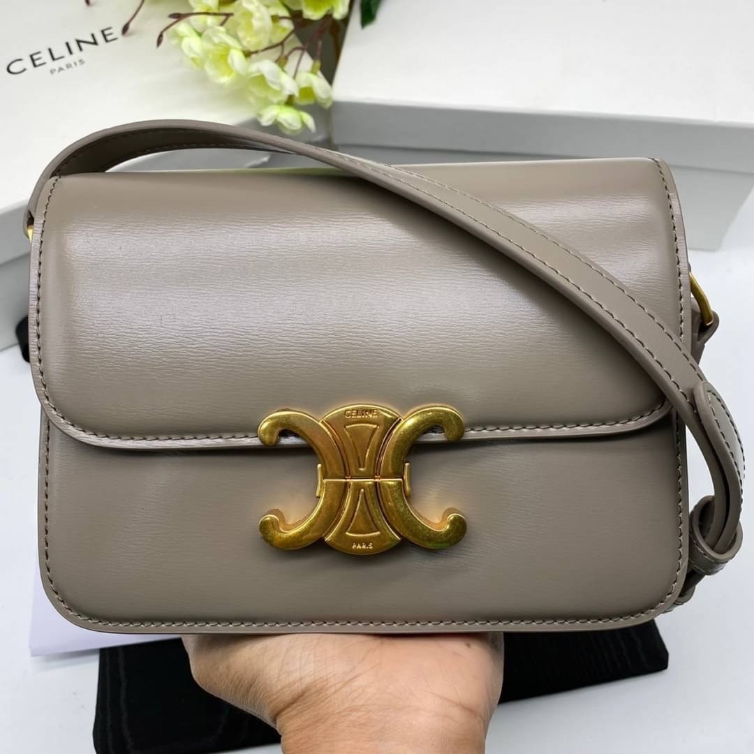 TEEN 18cm : CELINE TEEN TRIOMPHE BAG IN SHINY CALFSKIN / Celine Triomphe Bag / Celine Bag พร้อมส่ง 7 สี เกรดออริ 1:1 กระเป๋าแบรนด์หรูที่ควรมีแห่งปี รูปทรงสี่เหลี่ยมรุ่นฮอตฮิตของเหล่าดาราและเซเลบทั้งหลาย ดีไซต์เรียบหรู