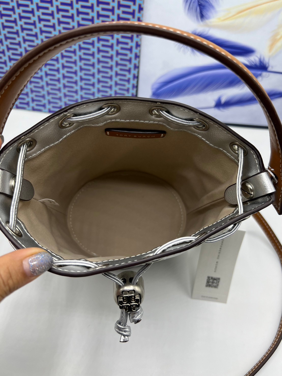 6 สี Tory Burch Puffy Mini / Tory burch T Monogram Puffy Patent Mini Bucket Bag / Tory Bucket Bag กระเป๋าบัคเกต size เล็ก โดดเด่นด้วยโลโก้ตัวนูนปั๊มด้านหน้า