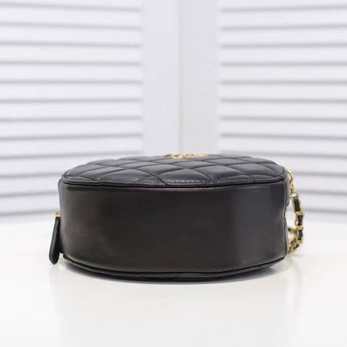 หนังแท้ VIP GIFT CHANEL Round Crossbody Bag กระเป๋าสะพายคาดลำตัวรุ่นนี้โดดเด่นด้วยรูปทรงกลมสุดชิค ขนาดกะทัดรัด พร้อมด้วยหนังกระเป๋าที่ทำจากหนังแท้คุณภาพดี รุ่นที่ตอบโจทย์และครองใจสาว ๆ ได้อย่างแท้จริง เนื่องจากมีดีไซน์เรียบหรู โดยทางแบรนด์ได้ใช้เทคนิคการเ