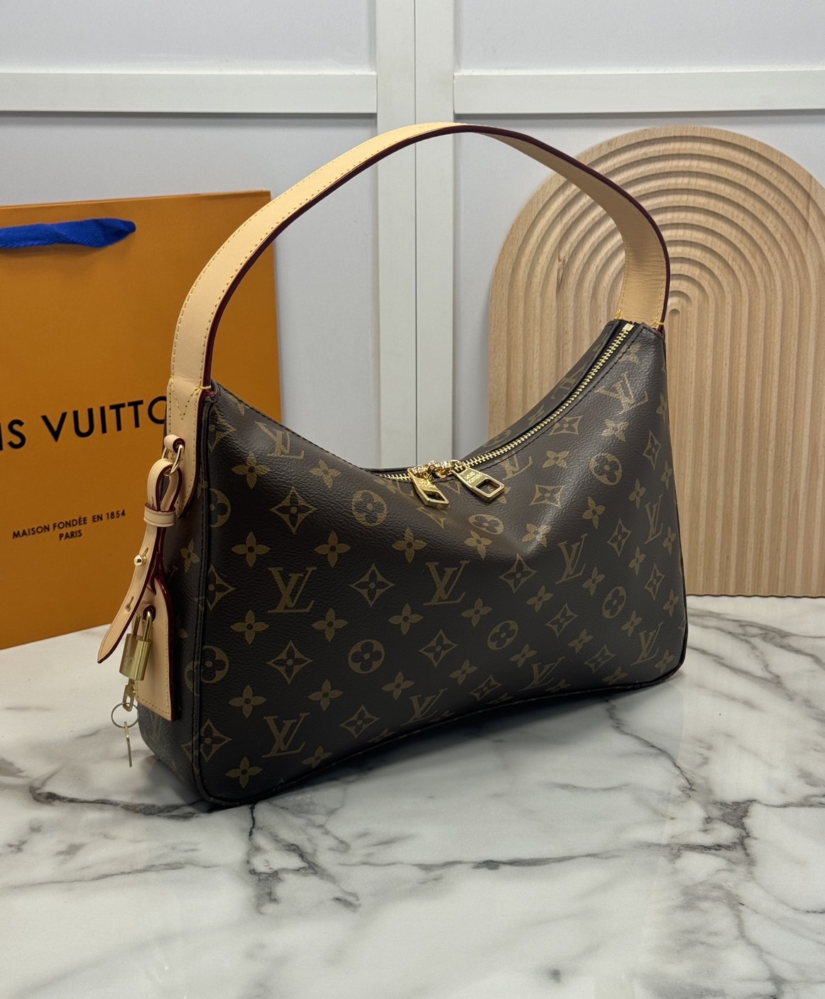 LV Slouchy PM Hobo bag 33 cm กระเป๋าถือ/สะพายไหล่ทรงโฮโบรุ่นใหม่ โดดเด่นด้วยรูปทรงอันเป็นเอกลักษณ์ เหมาะสำหรับพกพาเดินทางและใช้งานทุกวัน