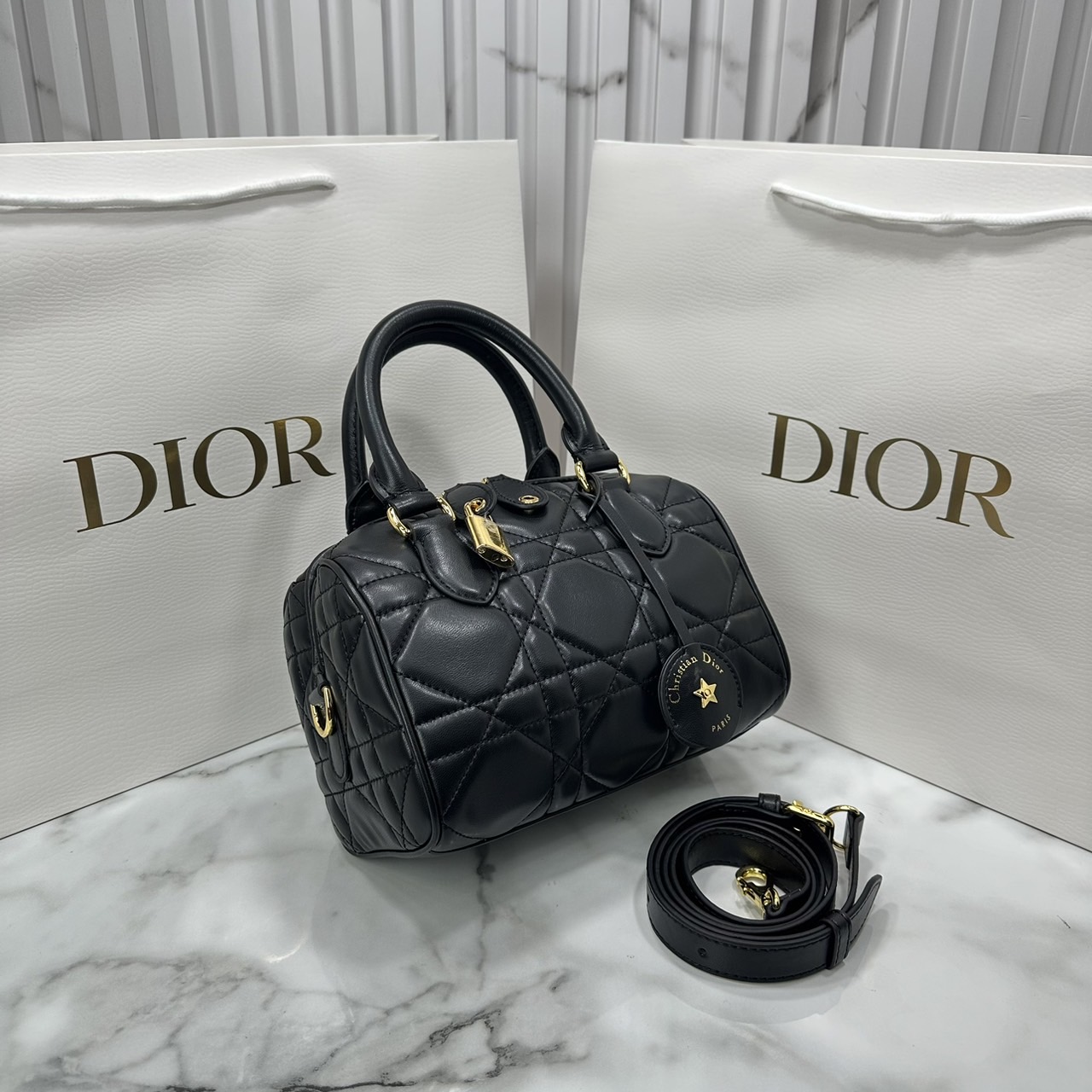 DIOR Groove 20 Bag / Dior Keepall Macrocannage Leather / Oblique Jacquard กระเป๋าสะพายทรงบอสตัน Keepall ทันสมัยและสง่างาม ใช้งานได้ทั้งแบบสะพายไหล่หรือสะพายแบบครอสบอดี้ เหมาะเป็นไอเทมคู่ใจในชีวิตประจำวัน เกรดออริ 1:1
