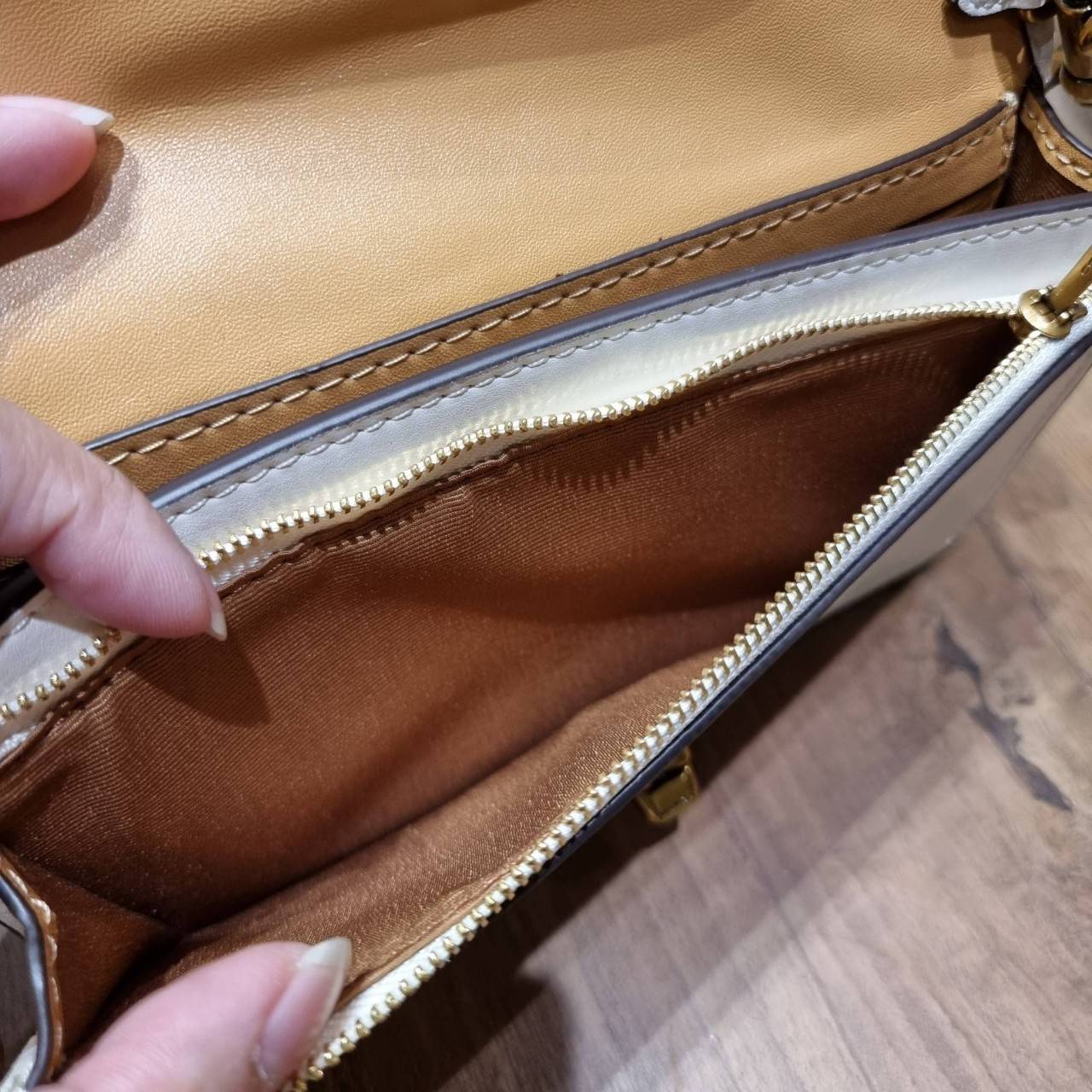 COACH C3824 FOLDOVER CROSSBODY CLUTCH IN SIGNATURE JACQUARD คลัทช์เก๋ๆที่สาวๆตามหา 2IN1 ไปอีกหนึ่ง!! กระเป๋าสะพายทรงคลัชท์ ใช้งานได้ถึง 2 แบบ จะพกเดี่ยวๆแทนกระเป๋าสตางค์ หรือคล้องสายสะพายข้าง สะพายชิคๆคูลๆ ก็ได้อีก มันดีงามมากทุกสี เพราะความละมุนของผ้า ja