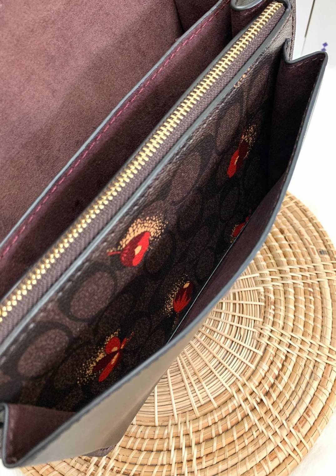 OUTLET 】COACH KLARE CROSSBODY IN SIGNATURE CANVAS WITH POP FLORAL PRINT ((C5797)) สวยมากๆ อยากให้ได้ไปจริงๆจ้าา พร้อมส่งที่ไทย สวยมากๆค่ะ 🌺 ✔️กระเป๋าสะพายแบบครอสบอดี้ร์ หนังแท้สวย ✔️พร้อมป้ายห้อยโลหะแบรนด์หรู 🌺จุดเด่นของรุ่นค