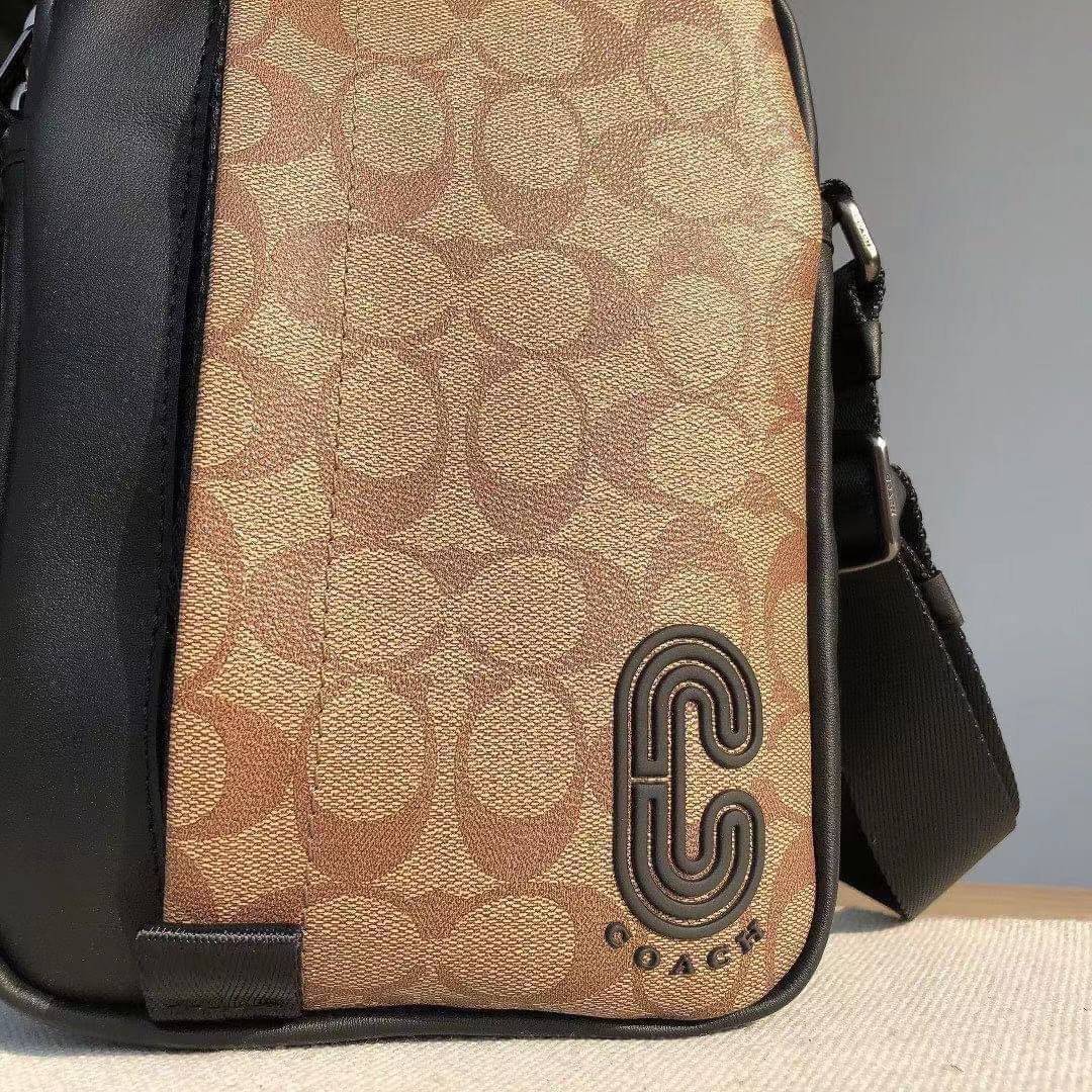 COACH NORTH/SOUTH EDGE CROSSBODY (COACH 5626) IN SIGNATURE CANVAS (COACH 6788) กระเป๋าสะพายผู้ชาย กระเป๋าสะพายรุ่นใหม่ ชนช็อป (!!)รุ่นหายาก สี COBALT MULTI วัสดุทำจาก หนังลูกวัวแท้ เนื้อเรียบ พิมพ์ลาย ขนาดกำลังดี