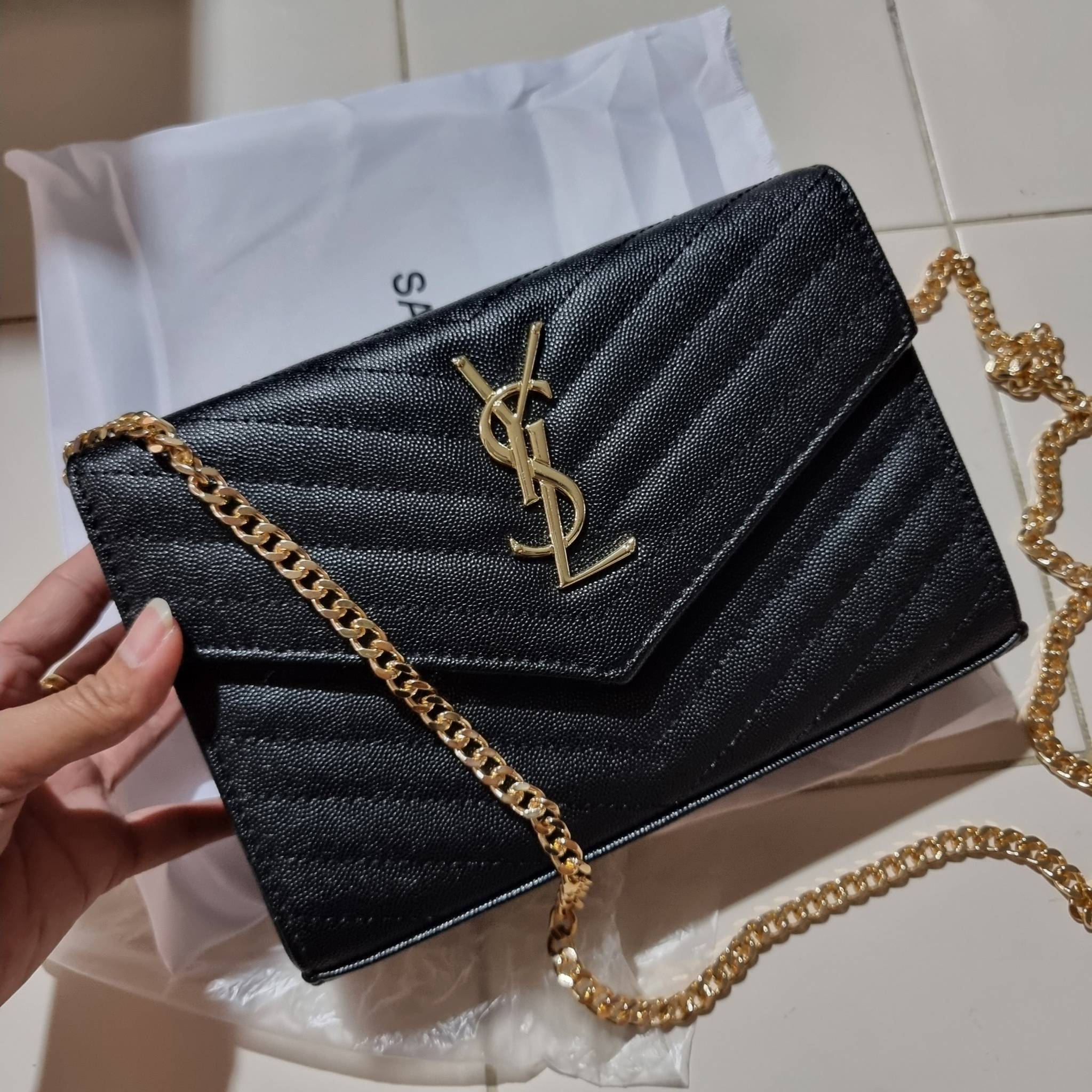 ไม่เคยผิดหวังจริงๆ!! กับรุ่นที่สาวๆรู้กัน Yves Saint laurent clutch bag with chain กระเป๋าสะพายทรง woc สุดฮอต ดีไซน์เรียบหรู โดดเด่นด้วยโลโก้ด้านหน้า เพิ่มดีเทลความผู้ดี วัสดุหนัง pepble ทนทาน ใช้งานง่ายเพียงแค่เปิด-ปิดด้วยกระดุมแม่เหล็ก ภายในแบ่งสัดส่วนไ