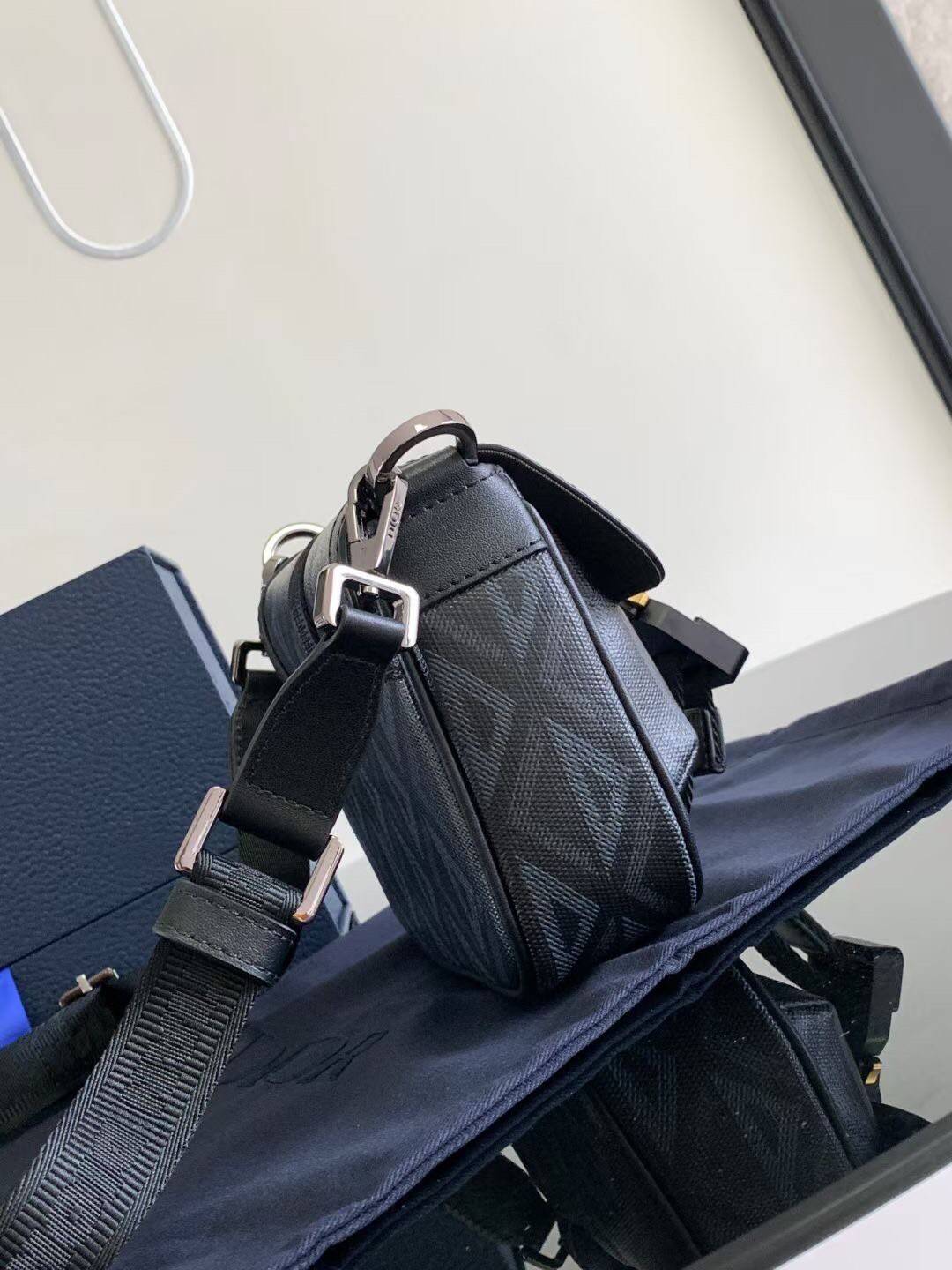 MINI DIOR HIT THE ROAD BAG / Dior Mini Messenger Bag / CD Diamond Messenger Bag ท็อปออริสลับแท้ เกรดดีสุด พร้อมส่ง กระเป๋าสะพาย รุ่นใหม่ล่าสุดคอล Summer 2023 ที่หนุ่มๆไม่ควรพลาด สวยหรูหราเป็นเอกลักษณ์แบรนด์