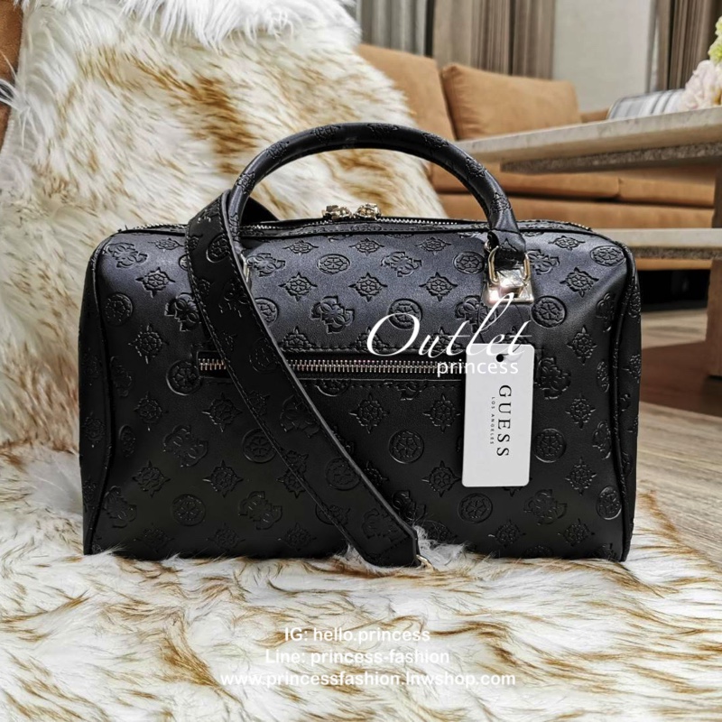 GUESS WOMEN’S SINGNATURE BOWLING BAG กระเป๋าสะพายทรง Bowling รุ่นใหม่จาก GUESS FACTORY หนังนิ่มสวยหรูอยู่ทรงปั้ม SINGNATURE BRAND รอบใบโดดเด่น ใบใหญ่กำลังดี น้ำหนักเบา ด้านหน้าประดับโลโก้ หูหิ้วเเข็งแรงพับลงได้ เปิดปิดด้วยซิปคู่สะดวกใช้ หัวซิปแบรนด์ ภายใน