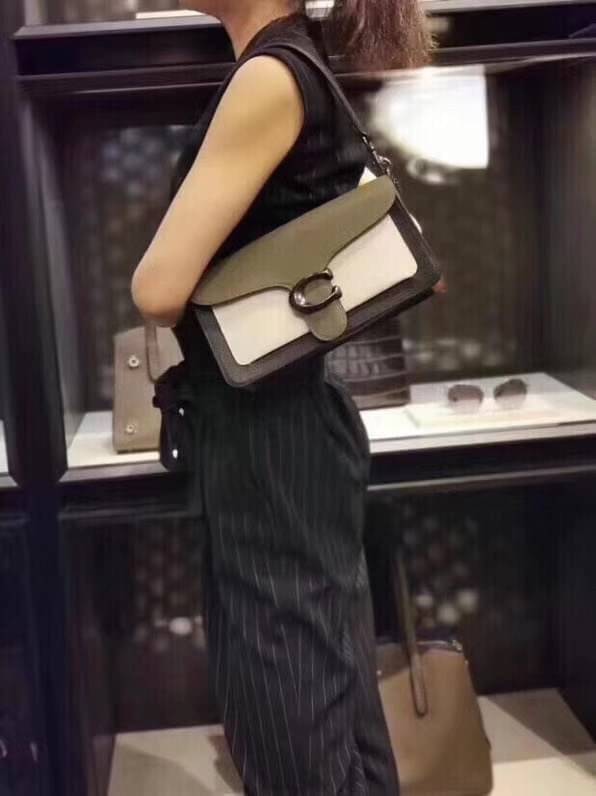 OUTTLET 】Coach Tabby Shoulder Bag 26 กระเป๋าหิ้วได้//คล้องไหล่ได้//สะพายข้างได้ ใบเดียวสุดคุ้มค่ะ! เปิดปิดกระเป๋าแบบกระดุมแม่เหล็ก มีอะไหล่Cตัวใหญด้านหน้าบ่งบอกถึงความหรูทีเดียวค่ะ ใส่กระเป๋าเงินใบยาวได้ มีช่องซิปกลาง;ช่องเล็กใส่ของจุกจิก;ช่องด้านหน้าหนึ่