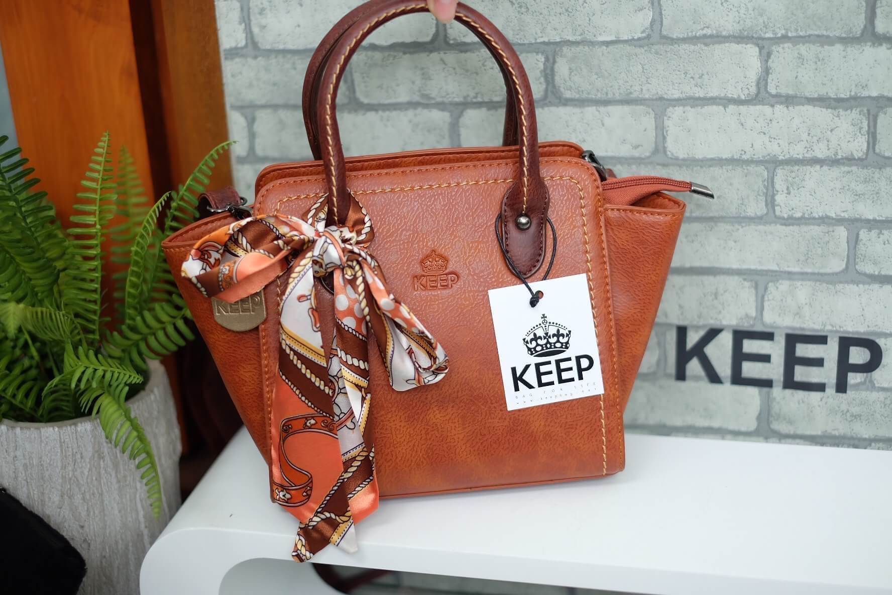 รุ่นใหม่ ล่าสุด !! จากแบรนด์ KEEP ทรงสวย ขนาดกำลังดีคะ จุดเด่นดีเทลใบนี้ - หนังกลับ สีสวย ลายหนังชัดเจน -ขนาดกำลังดี ใส่มือถือ กระเป๋าตังค์ยาวได้