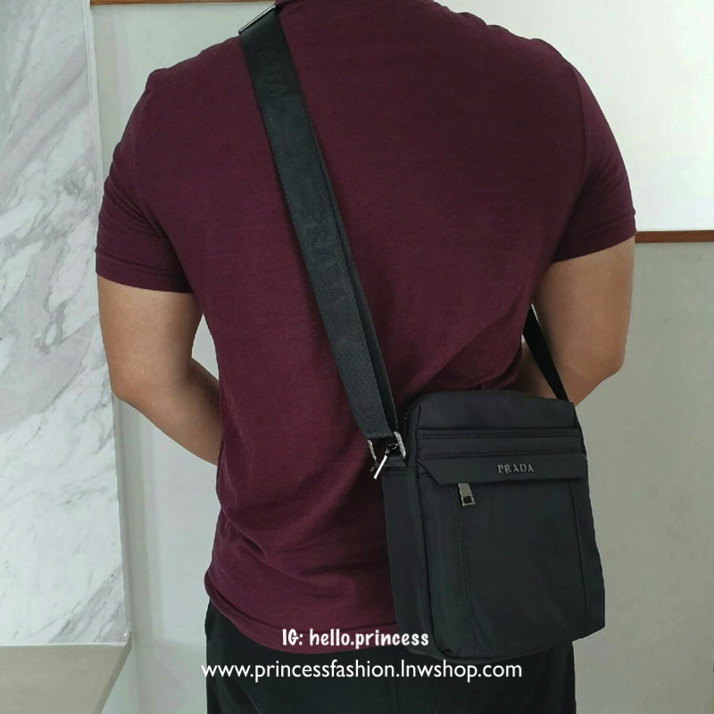 กระเป๋าสะพายข้าง แบรนด์PRADA วัสดุทำจากผ้า Nylon คุณภาพดี สามารถกันน้ำได้ เหมาะสำหรับผู้ชายสายลุยมากค่ะรุ่นนี้ ขนาดกะทัดรัดไม่ใหญ่ไม่เล็กเกินไป สามารถใส่ Tablet ipad ได้คะ อะไหล่สีเงิน ภายในมีช่องซิปใส่ของแยกได้ ด้านหน้ามีช่องซิปสำหรับใส่ของแยก มาพร้อมโลโ