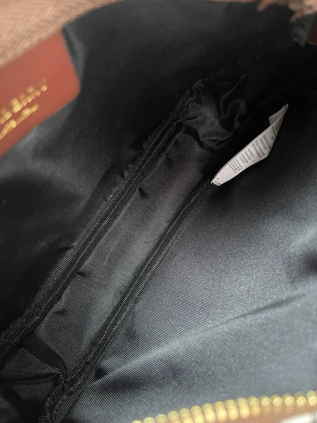 VIP 】Burberry Nova Check Small Shoulder Bag กระเป๋าสะพายไหล่ Vintage Check ที่ถือว่าเป็นสัญลักษณ์อันเก่าแก่ของแบรนด์ ภายในเป็นช่องโล่งกว้าง และมีคุณสมบัติการใช้งานที่ครบครัน อีกทั้งยังเปิด-ปิดง่ายด้วยซิปเดียว มีอะไหล่โลหะสีทองที่ช่วยให้กระเป๋าดูหรูหรามากย