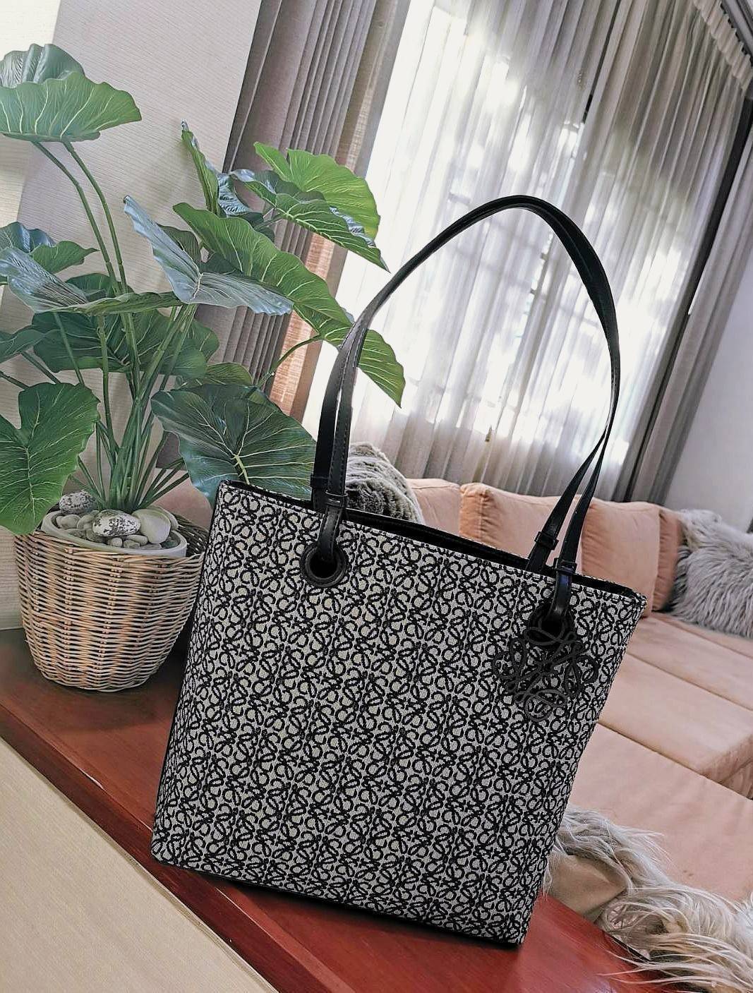 LOEWE ANAGRAM TOTE BAG VIP ไอเท็มใหม่! ดีไซน์สวยคงเอกลักษณ์ด้วยวัสดุ Anagram Canvas Jacquard Fabric ผสมผสานหนังแท้ Calfskin ลงตัวสุดคลาสสิค ขนาดกำลังดี น้ำหนักเบา ใส่เอกสาร A4 Notebook ipad ของใช้ได้เยอะ หูหิ้วหนังจับแข็งแรง สะพายไหล่ได้ พร้อมส่งที่ไทยสุด