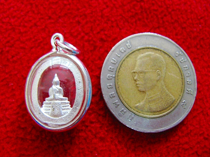 สินค้าหมดค่ะ จี้หลวงพ่อโสธรเนื้อเงินพ่นทรายทรงวงรีพิมพ์เล็กล้อมเพชรเลี่ยมเงินไมครอนพร้อมใบคาถาค่ะ