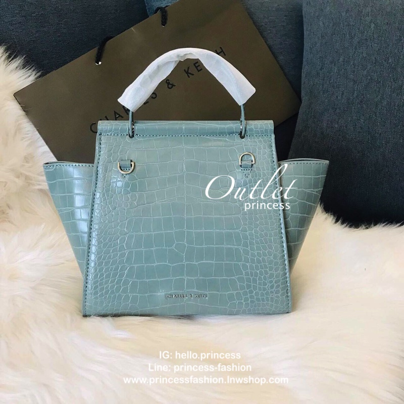 New arrival!! CHARLES & KEITH CROC-EFFECT TRAPEZE BAG กระเป๋าสะพายรุ่นใหม่ล่าสุด วัสดุหนังเรียบเงาสวย นิ่ม น้ำหนักเบา อะไหล่เงิน เปิดปิดกระเป๋าแบบกดล็อก ด้านในโล่งกว้างมีช่องซิปสำหรับใส่ของ ใส่กระเป๋าสตางค์ใบยาว Iphone+ได้ทุกรุ่น มาพร้อมสายสะพายยาวถอด-ปรั