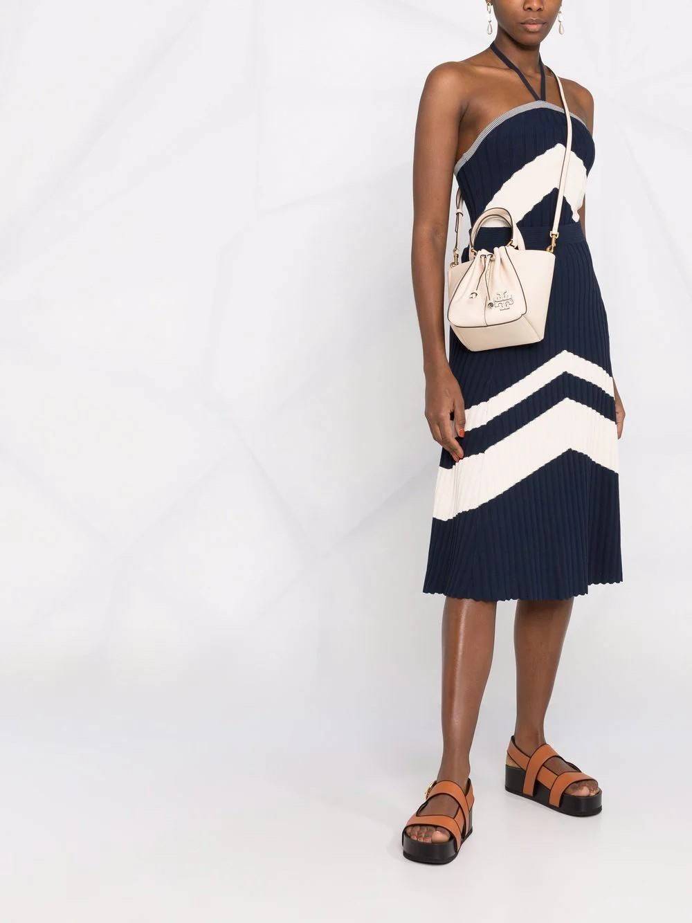 TORY BURCH MCGRAW DRAGONFLY MINI SATCHEL ((90474)) พร้อมส่งที่ไทย แนะนำต้องมีติดตัว สวยมากๆ! กระเป๋าหิ้วหรือสะพายข้างได้ หนังแกะนิ่มสวย อย่างดีเลยค่ะ ดีเทลด้านหน้าแบบหูรูด ปากกระเป๋าเปิดปิดแบบกระดุมแปลก ภายในโล่งกว้าง ใส่ของได้ครบครันหายห่วงค่ะ; มีช่องให้