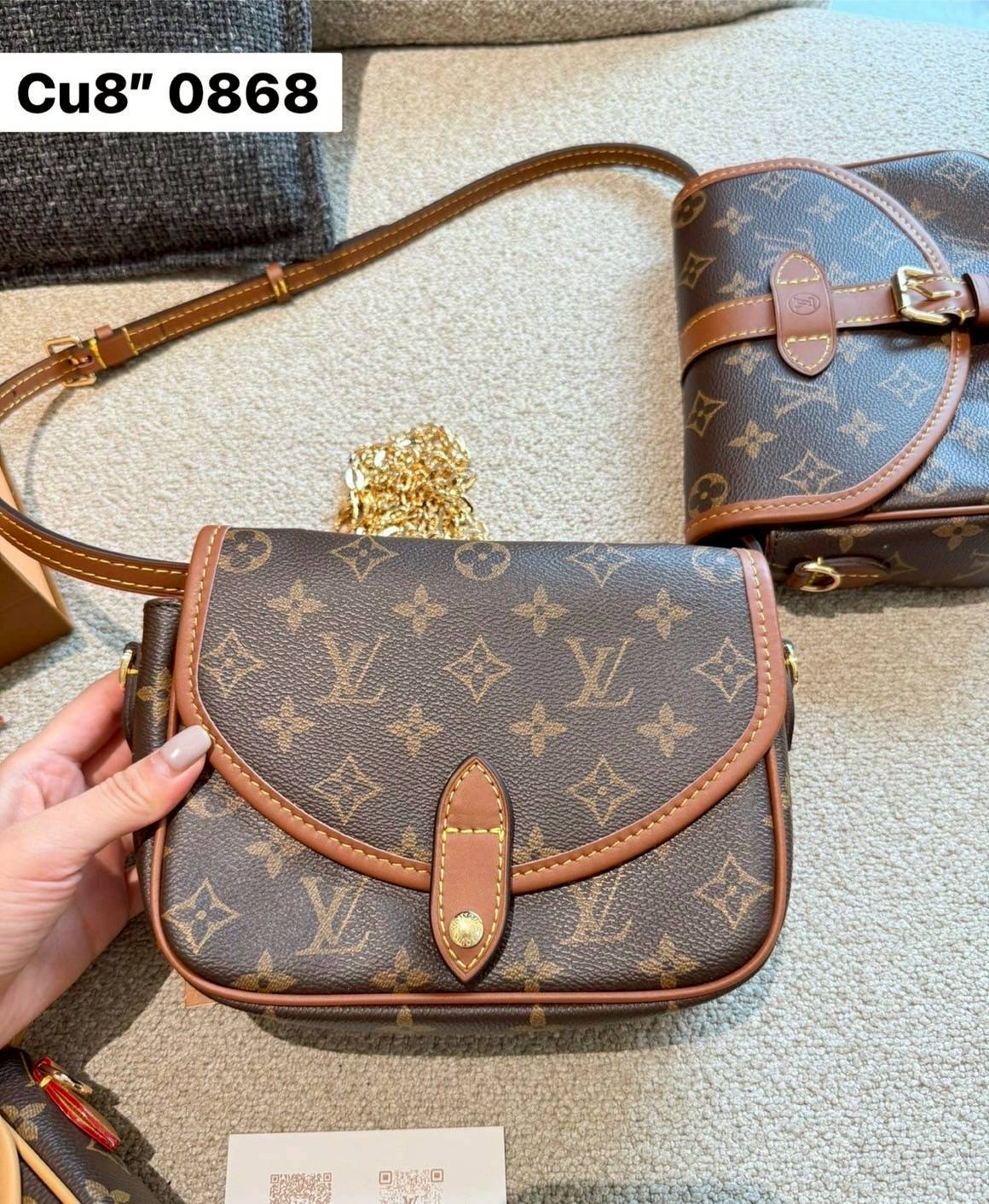 LV Marilyn White Multicolor Monogram Canvas Shoulder Bag สุดคุ้มกับกระเป๋าดีไซน์ใหม่ จัดคู่ดูโอ้ ได้ 2 ใบในราเดียว ปรับใช้งานได้ทั้งคาดเอวหรือสะพายได้ มาพร้อมสายสะพาย 2 แบบ ทั้งสายหนังและสายโซ่ คุ้มยิ่งกว่าอะไรทั้งหมดเลยค่า