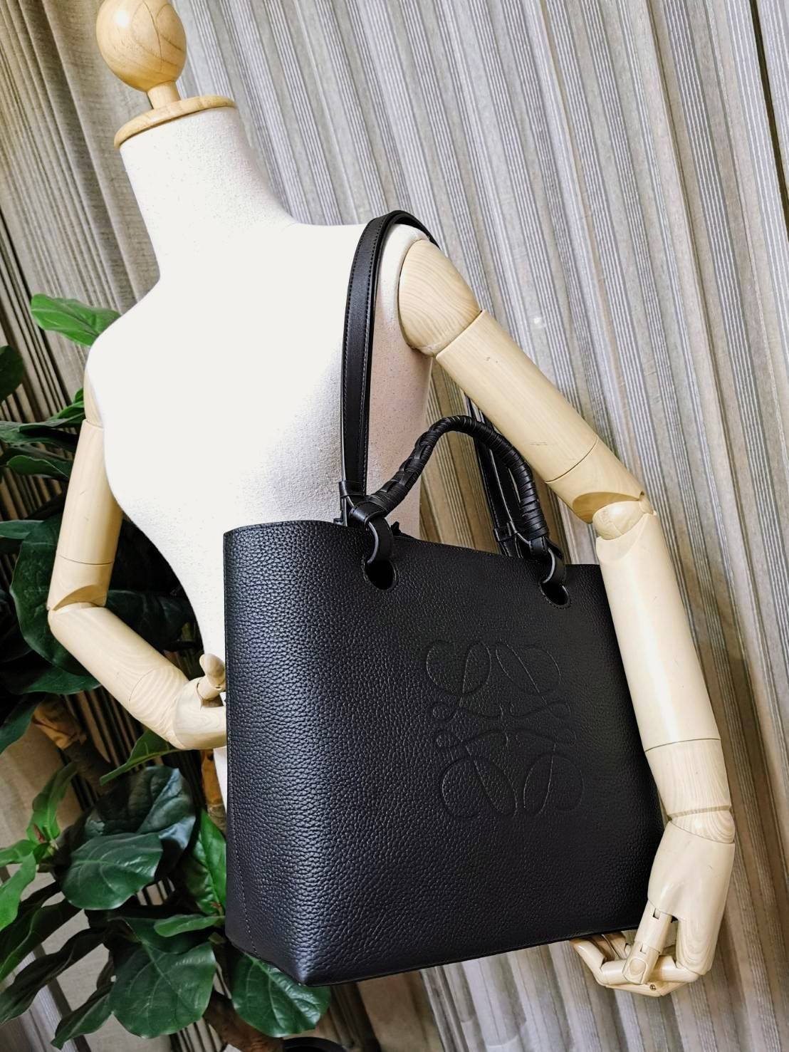 พร้อมส่งความสวย! Super Rare! ห้ามพลาด!✴️ LOEWE HANDLE & SHOULDER BAG VIP GIFT WITH PURCHASE (GWP) กระเป๋าหนังแท้พรีเมี่ยมกิ๊ฟ Limited จาก LOEWE PERFUME DUTYFREE รุ่น Rare items สุดๆวัสดุหนังแท้ Lambskin แบบนิ่มเทคเจอร์สวยดีไซน์สุดหรูคงเอกลักษณ์แบรน