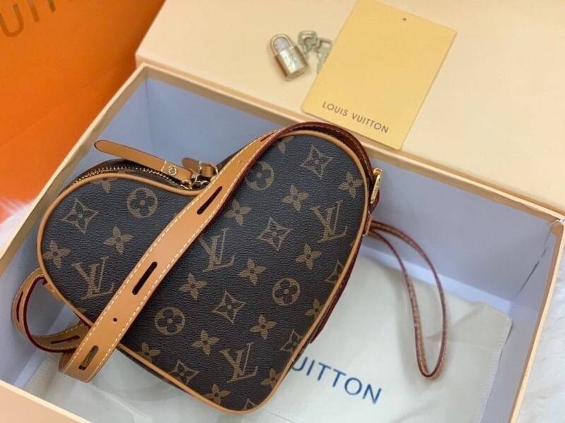 VIP GIFT 】หนังแท้ LOUIS VUITTON Monogram Game On Coeur "HEART" กระเป๋าสะพายรูปทรงหัวใจดีไซน์เผ็ดมากกก!! ภายในเป็นช่องโล่ง สายสะพายปรับใช้ได้ตามสะดวก ใบจริงสวยงามเบอร์ล้าน สาวๆ ต้องหลงรักแน่นอนเลยค่ะ